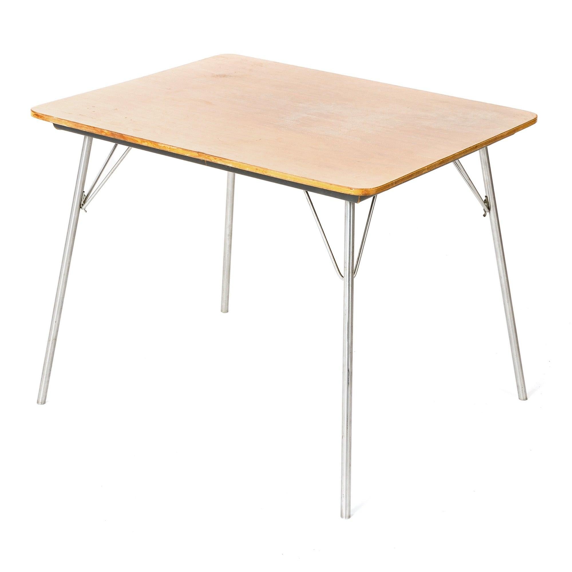 Folding Table by Charles & Ray Eames for Herman Miller, 1947 In Excellent Condition For Sale In Sagaponack, NY