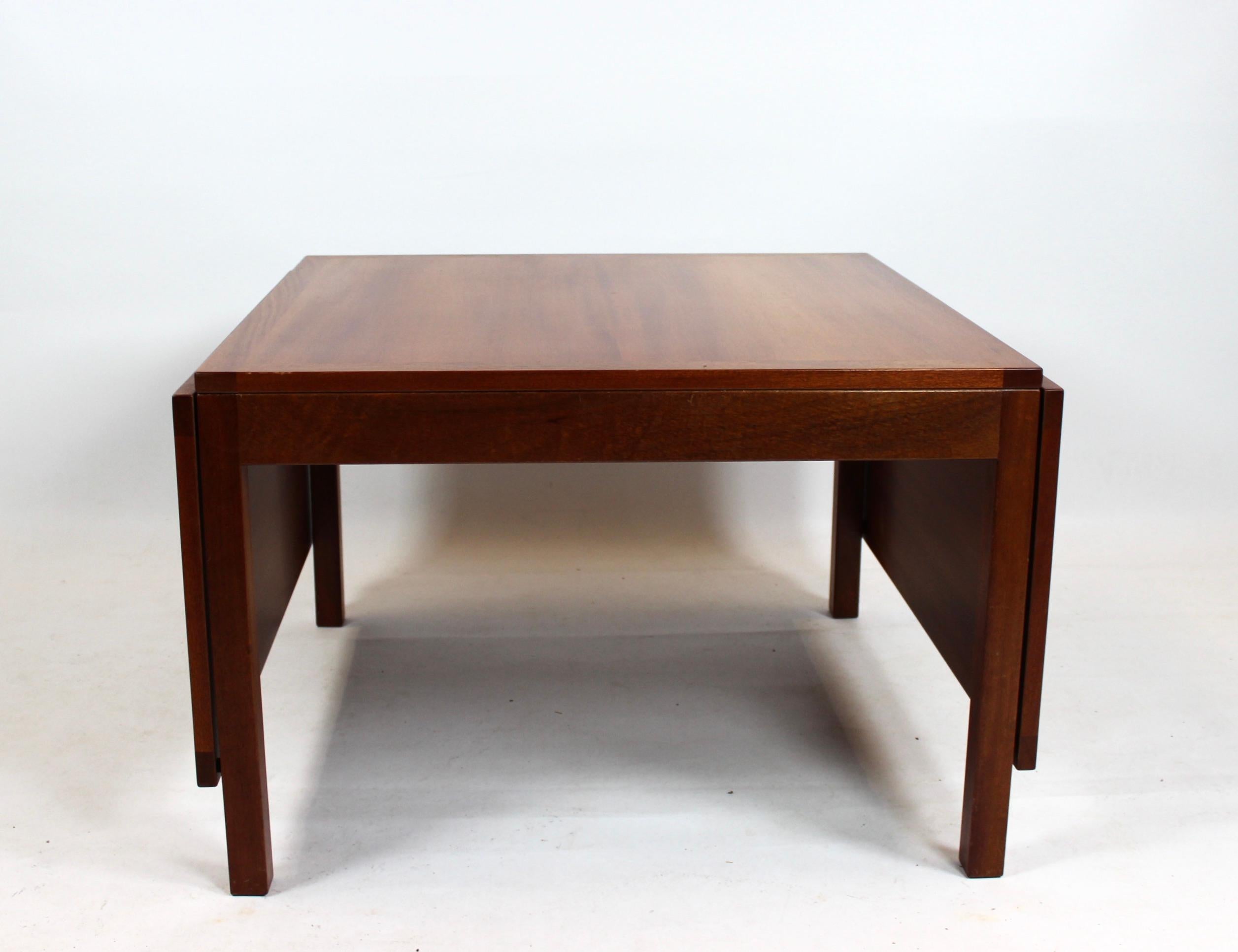 Folding table in cherry of Danish design from the 1960s. The table is in great vintage condition.
 