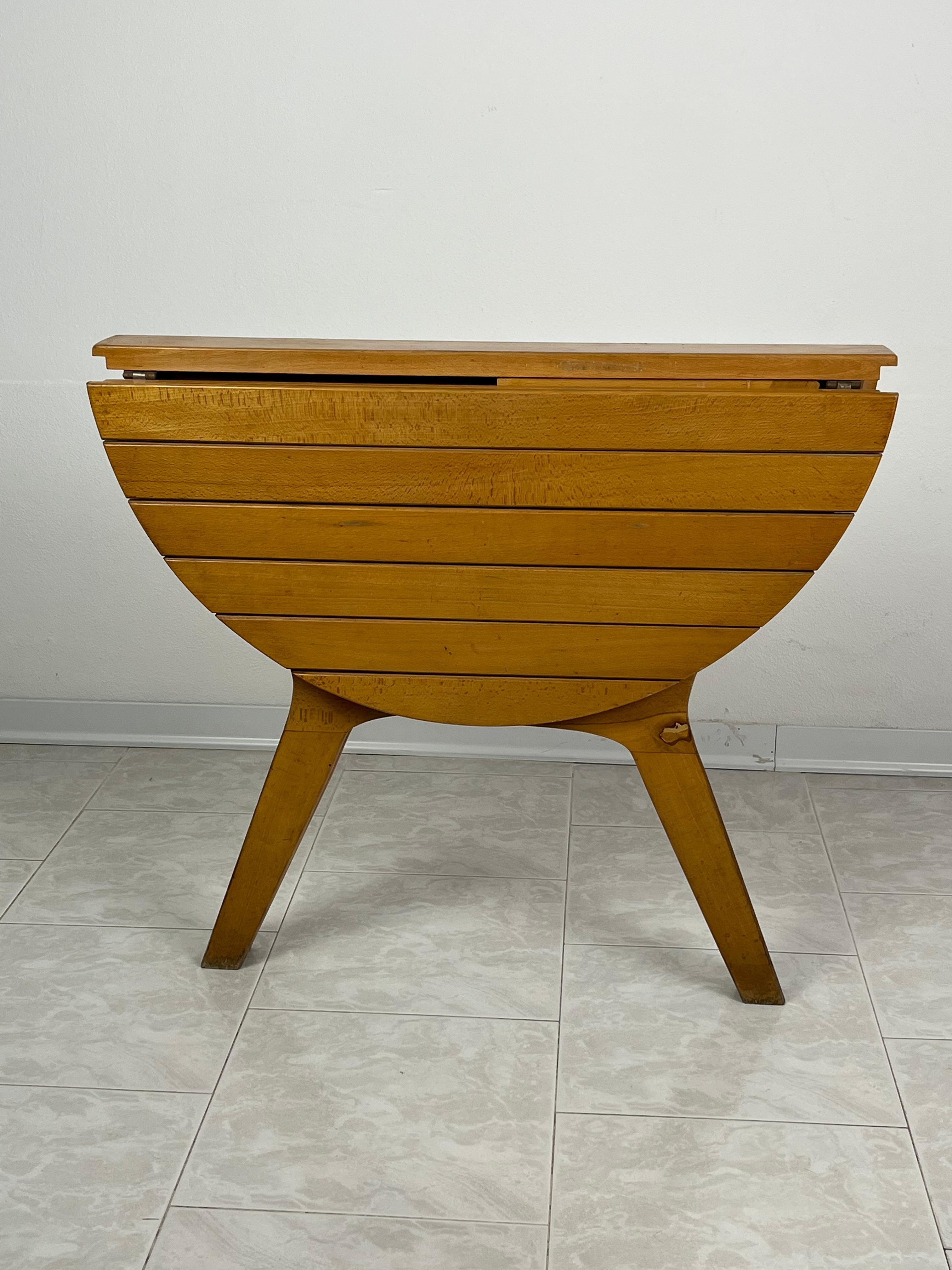 Tavolo pieghevole in legno di acero, Fada Asiago, Italia, 1976
Creazione della nota segheria Fada, aperta fino agli anni '80.
Aperto ha un diametro di 79 cm. Con le parti chiuse diventa di soli 17 cm.
Pratico e ancora molto attuale, nonostante