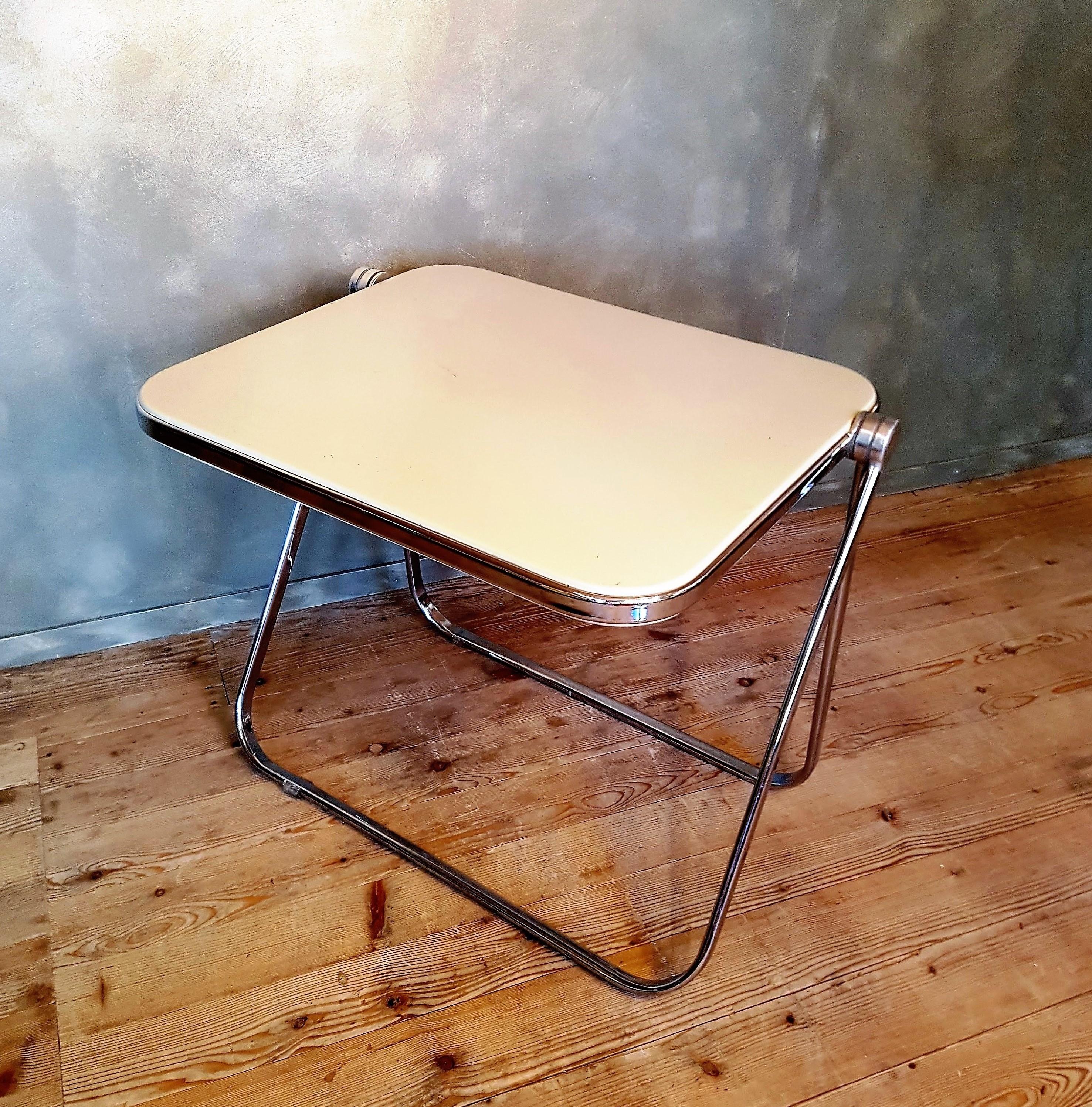 This folding table was designed by Giancarlo Piretti for Anonima Castelli in 1967. On the writing plate there are no dimples for the writing material as on other tables fabricated later.
It was made of plastic and chromed steel in Italy. The