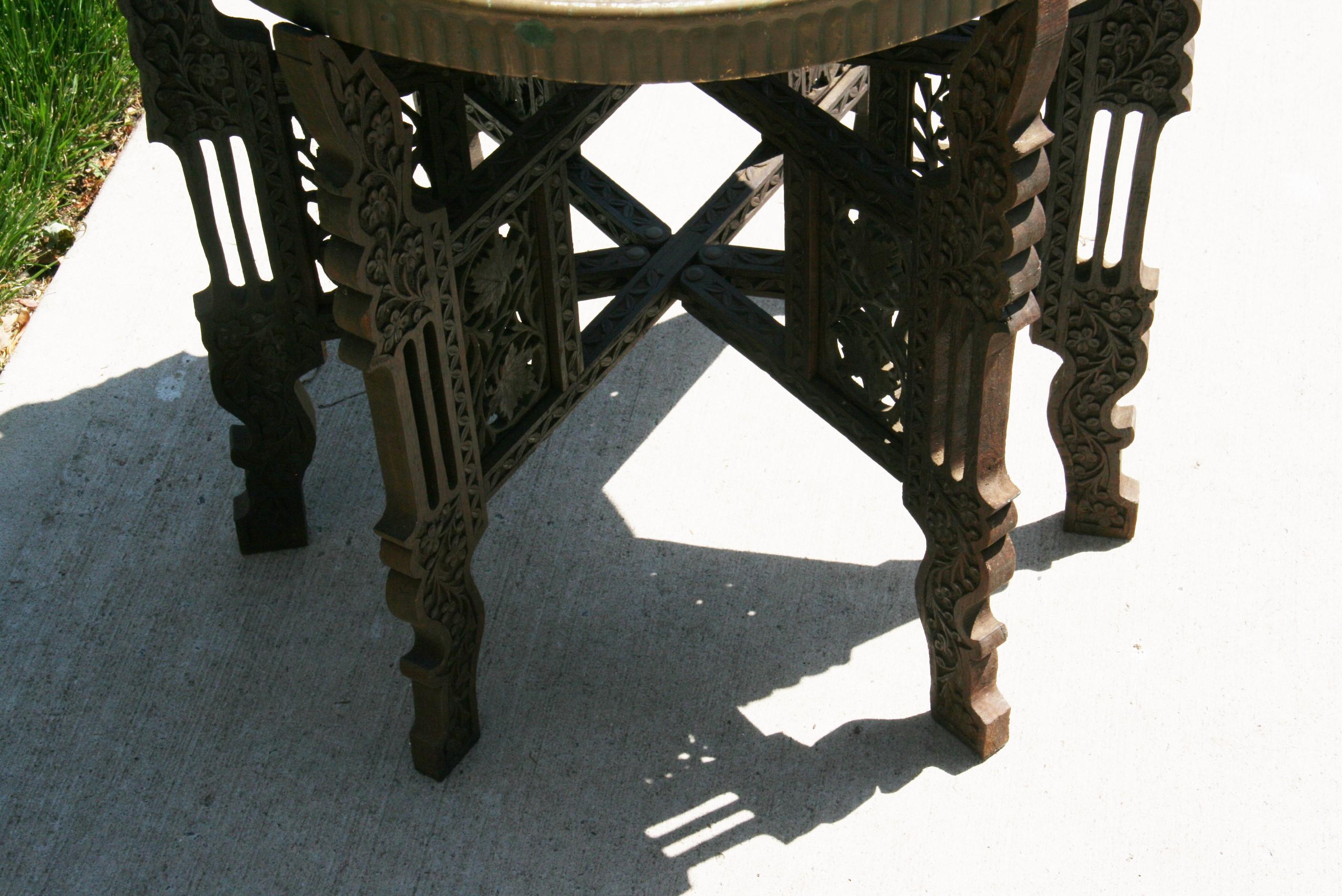 Klappbarer Tisch mit handgehämmerter Messingplatte und geschnitztem Holzsockel im Angebot 4