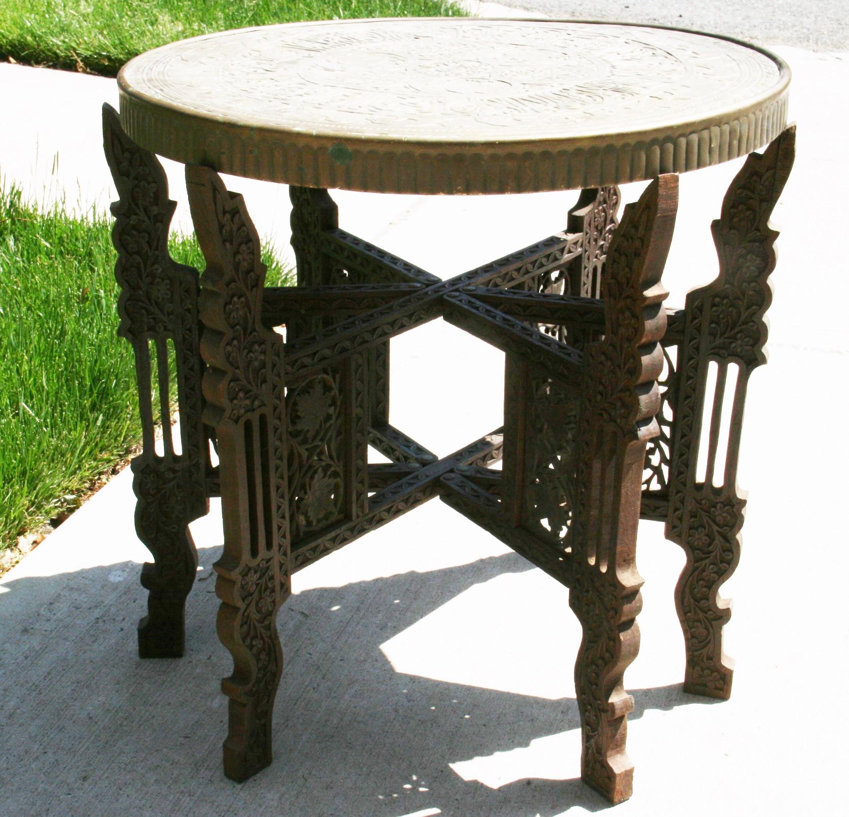 Klappbarer Tisch mit handgehämmerter Messingplatte und geschnitztem Holzsockel im Angebot 5