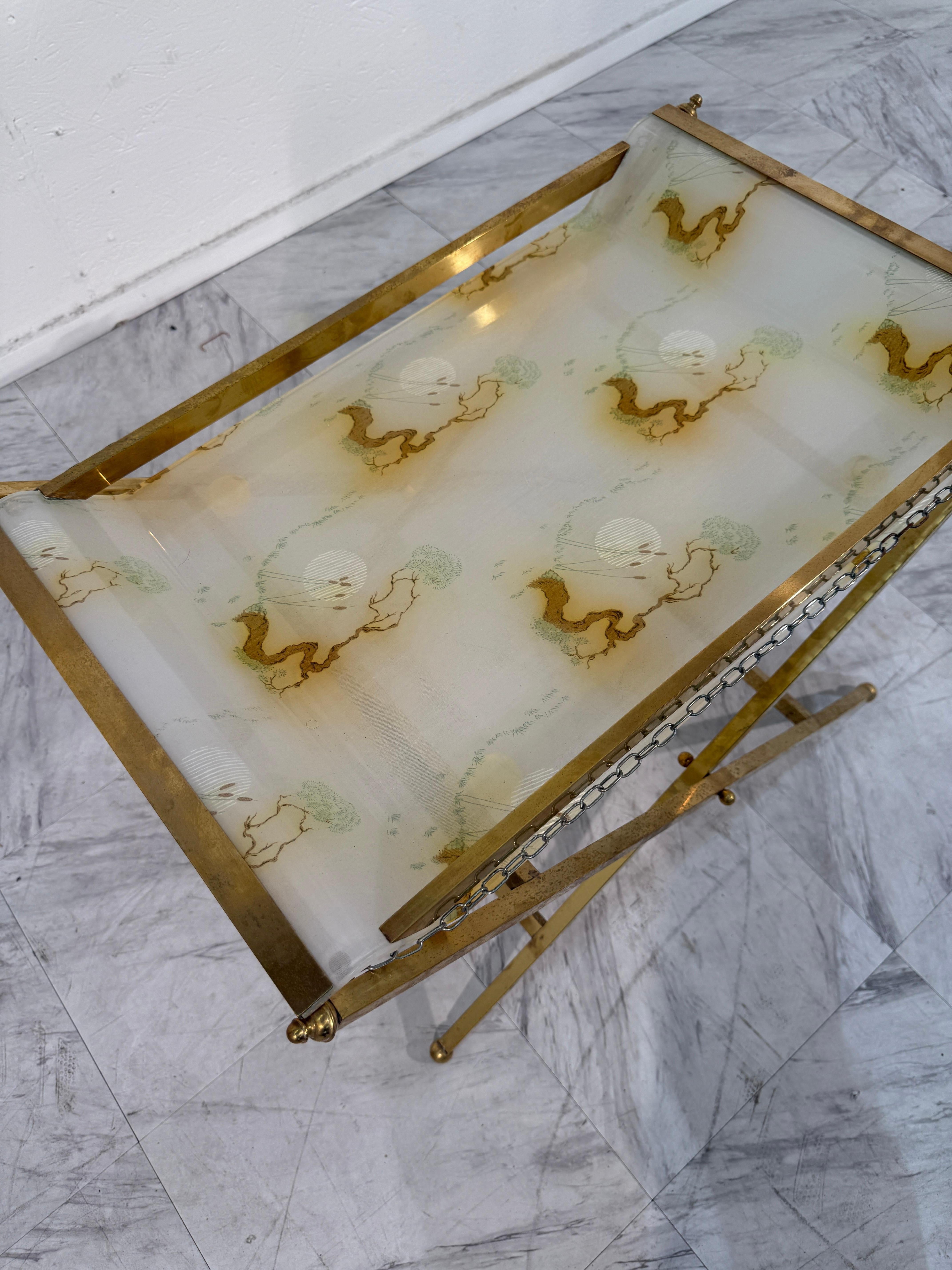 Klappbarer Tabletttisch aus Messing mit lackierter Glasplatte, 1970er Jahre Italien (Moderne) im Angebot