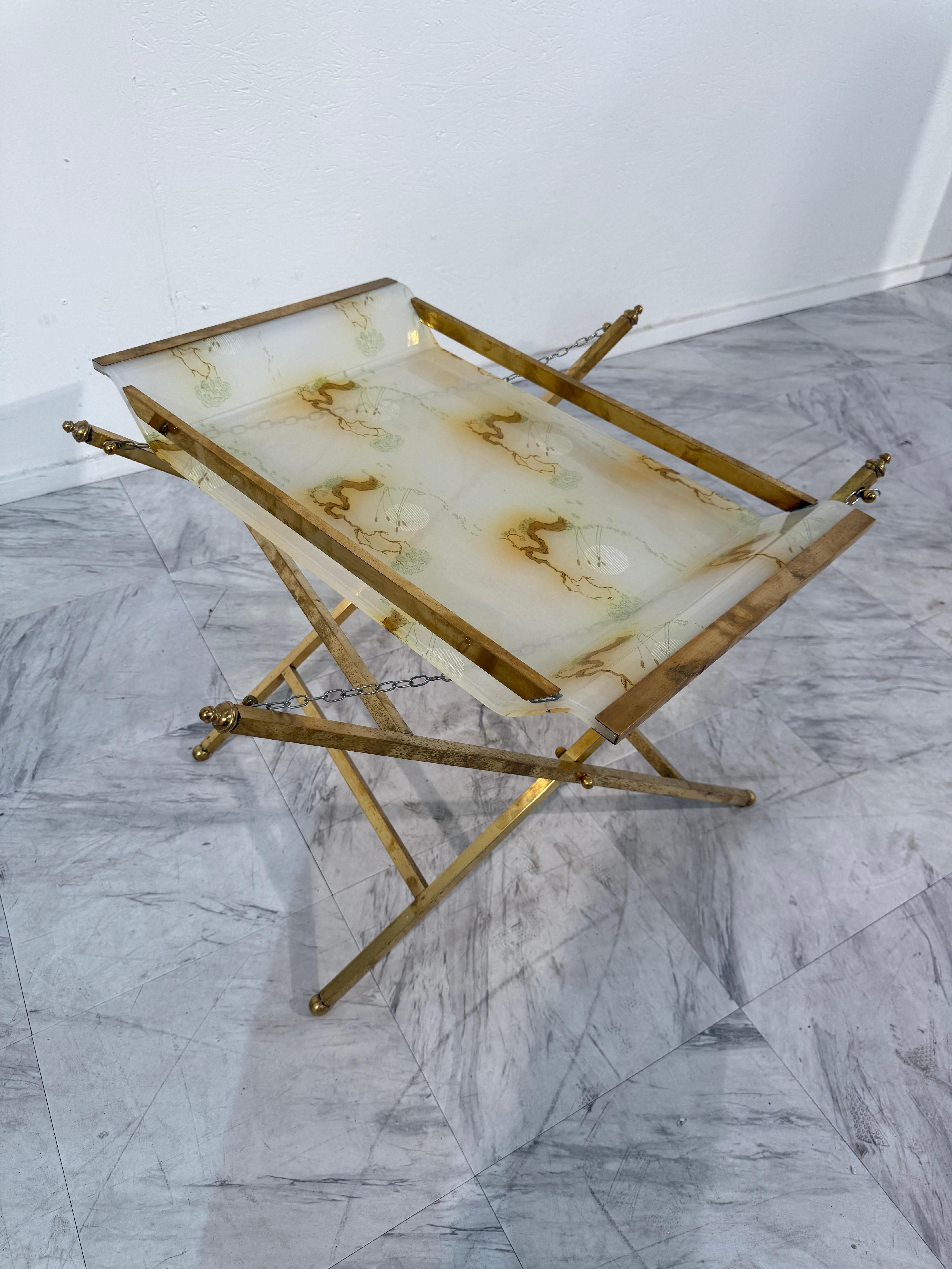 Klappbarer Tabletttisch aus Messing mit lackierter Glasplatte, 1970er Jahre Italien im Zustand „Gut“ im Angebot in Los Angeles, CA
