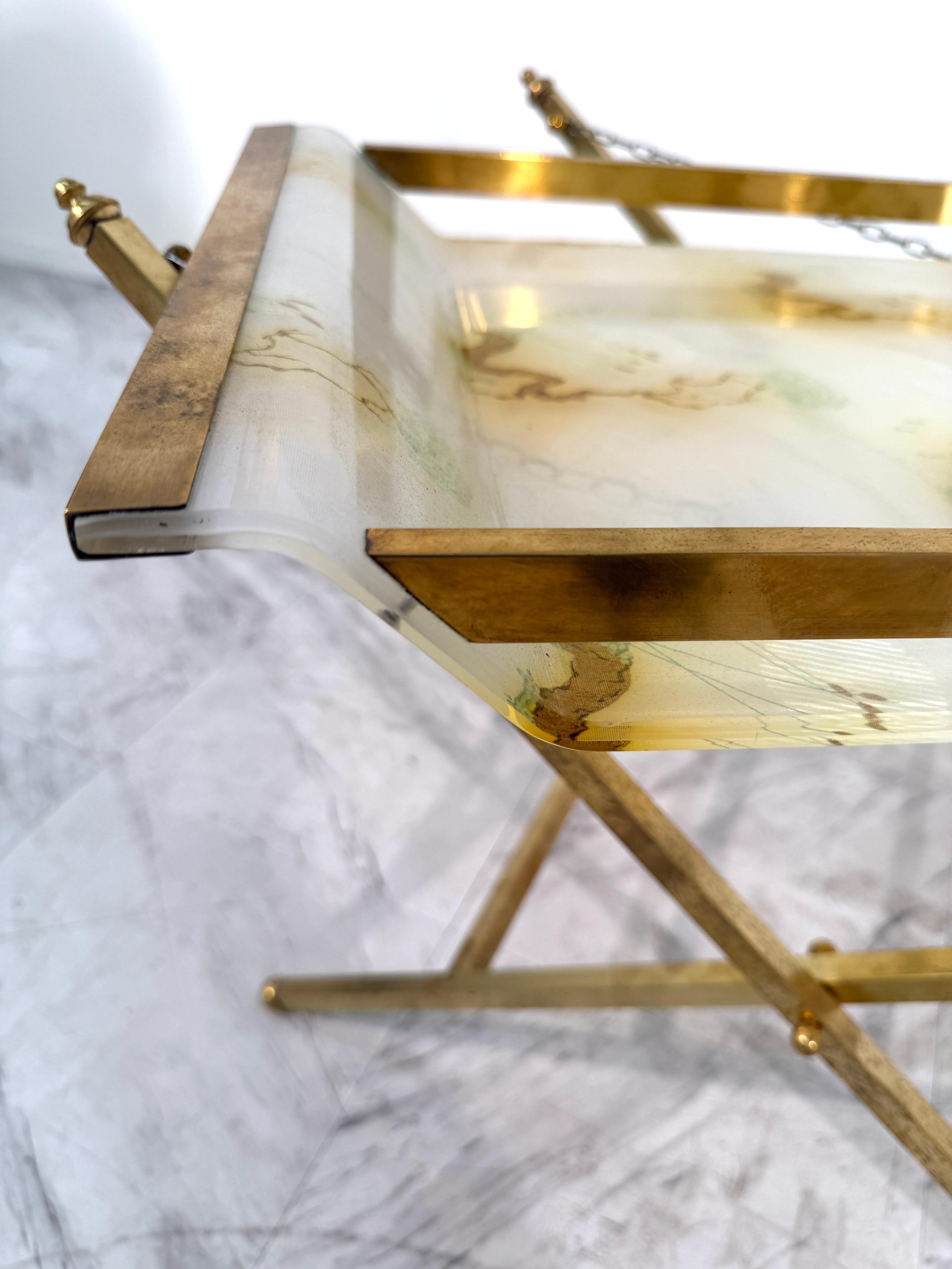Klappbarer Tabletttisch aus Messing mit lackierter Glasplatte, 1970er Jahre Italien im Angebot 1