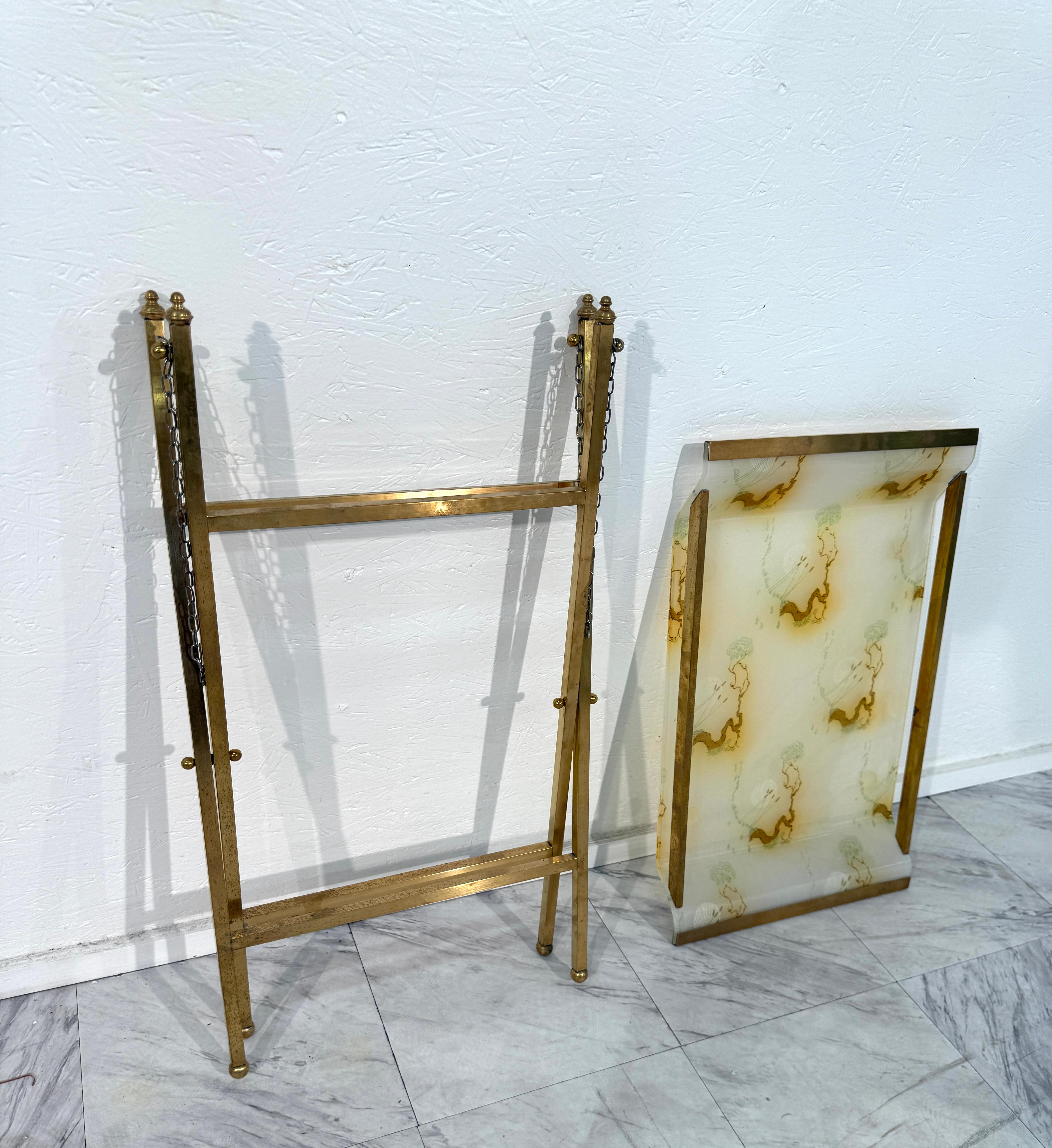 Klappbarer Tabletttisch aus Messing mit lackierter Glasplatte, 1970er Jahre Italien im Angebot 2