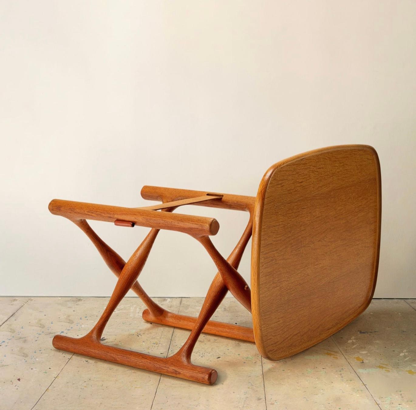 Folding Tray Table in Oak and Leather by Poul Hundevad In Good Condition For Sale In London, GB