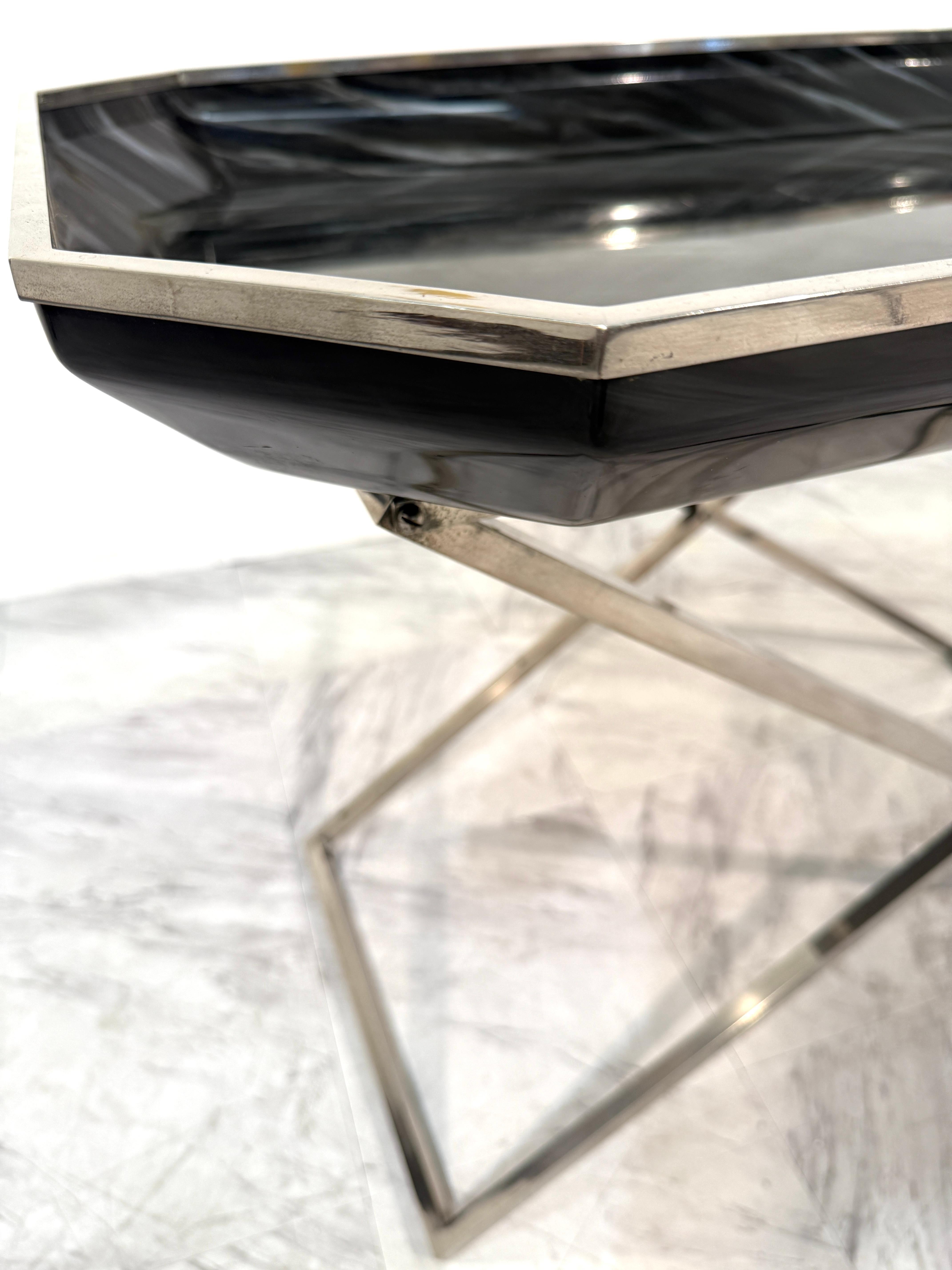 Klappbarer Tabletttisch aus Rauchglas und Chrom, 1970er Jahre Italien (Italienisch) im Angebot