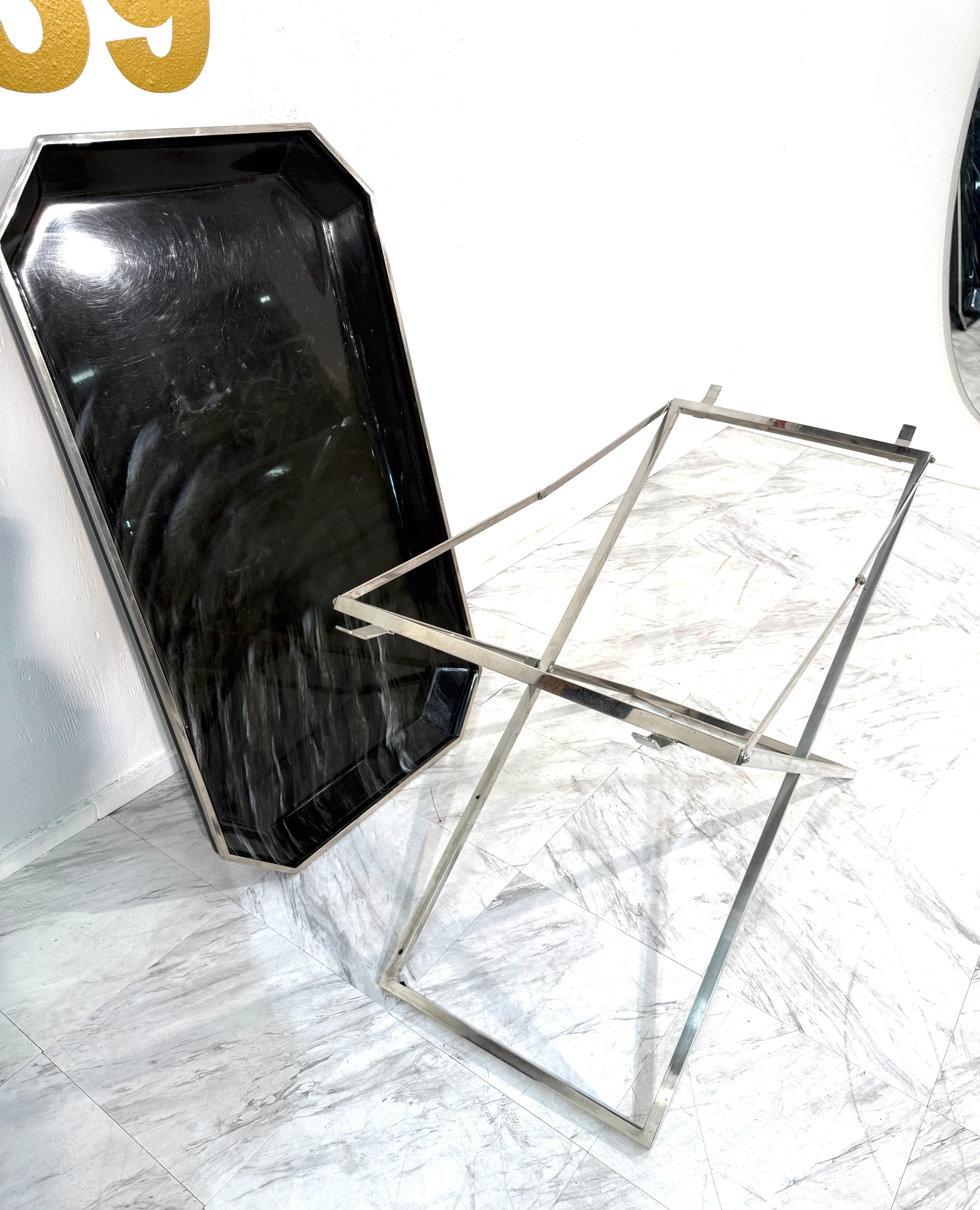 Klappbarer Tabletttisch aus Rauchglas und Chrom, 1970er Jahre Italien (Ende des 20. Jahrhunderts) im Angebot