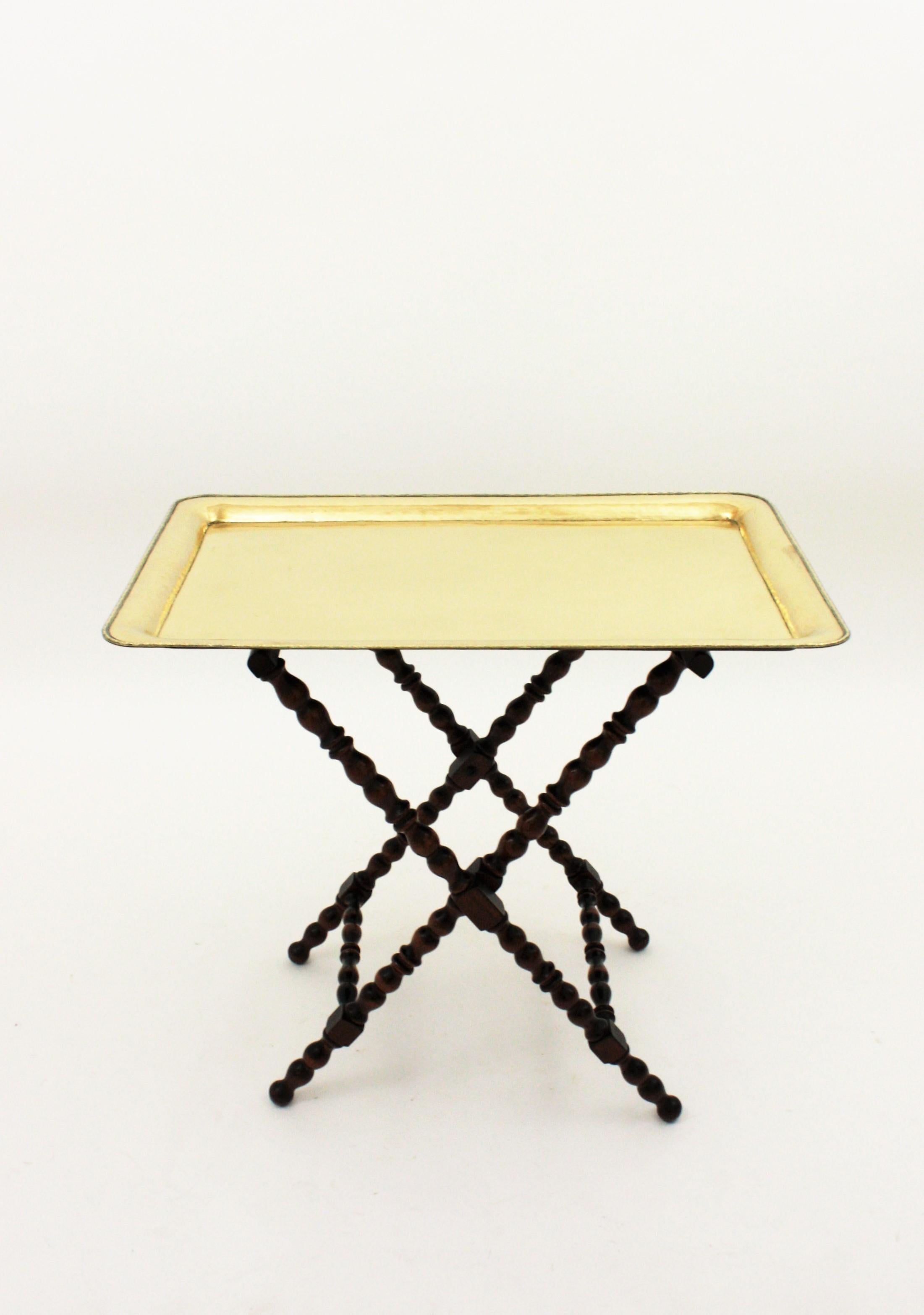 Mid-Century Modern Table pliante espagnole en bois tourné et laiton en vente
