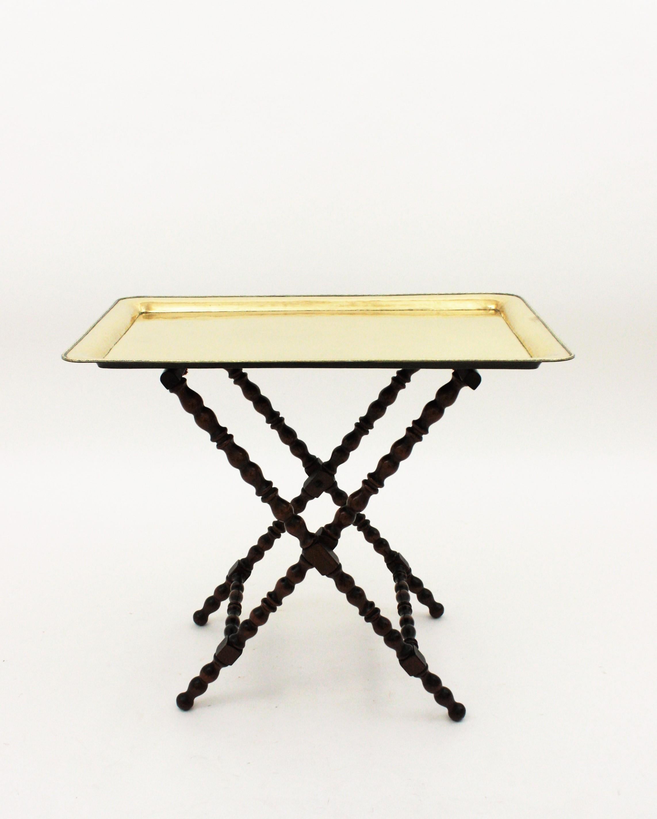Table pliante espagnole en bois tourné et laiton en vente 1