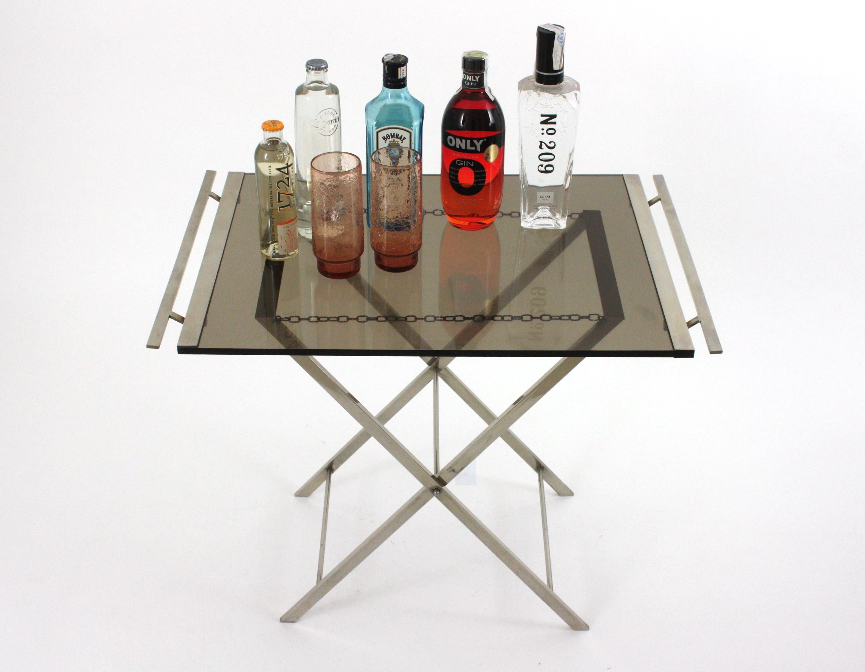 Table à plateau pliant/table de cocktail en lucite fumée et chrome, France, 1970 en vente 3