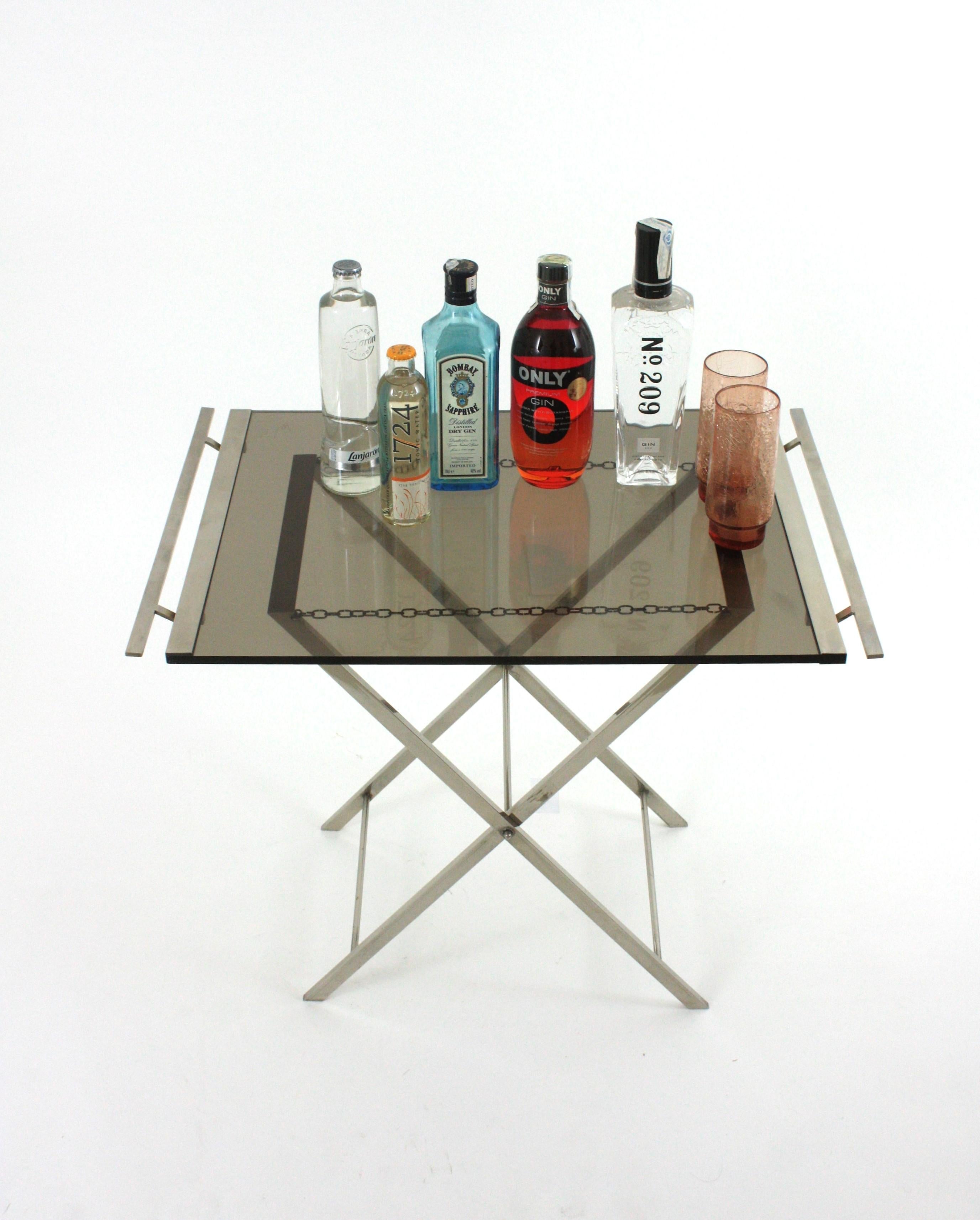 Mid-Century Modern Table à plateau pliant/table de cocktail en lucite fumée et chrome, France, 1970 en vente