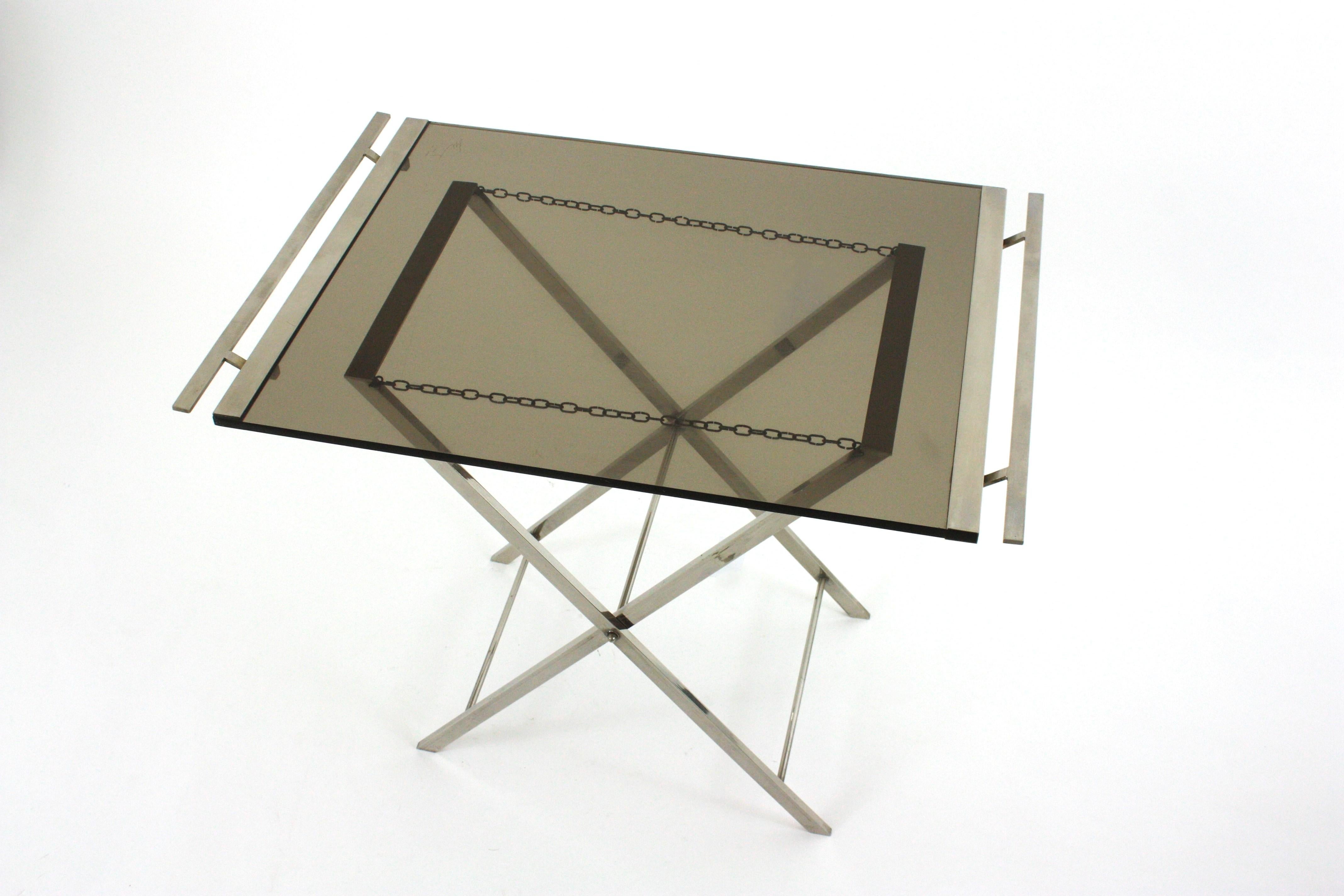 Français Table à plateau pliant/table de cocktail en lucite fumée et chrome, France, 1970 en vente