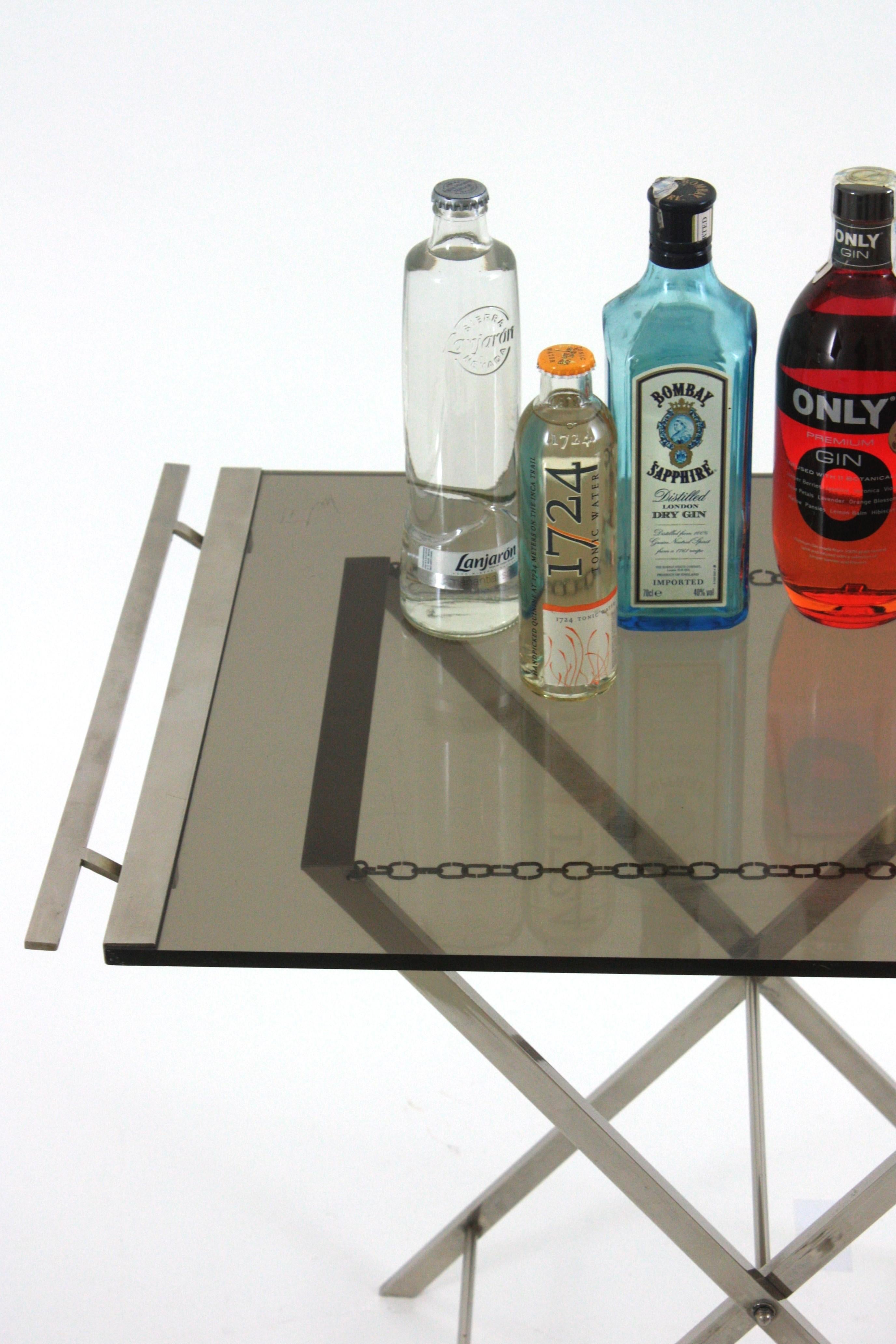 Table à plateau pliant/table de cocktail en lucite fumée et chrome, France, 1970 Bon état - En vente à Barcelona, ES