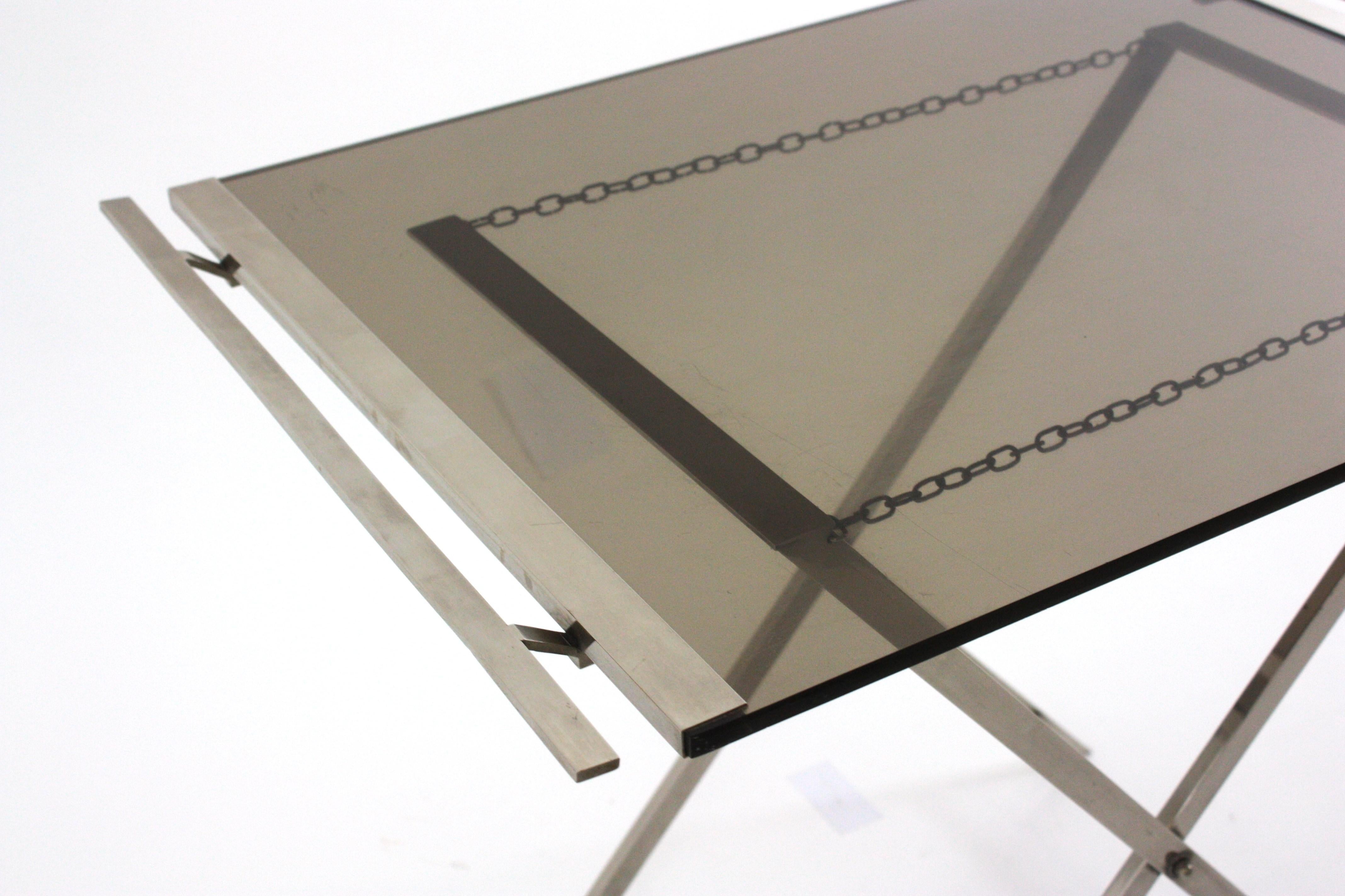 20ième siècle Table à plateau pliant/table de cocktail en lucite fumée et chrome, France, 1970 en vente