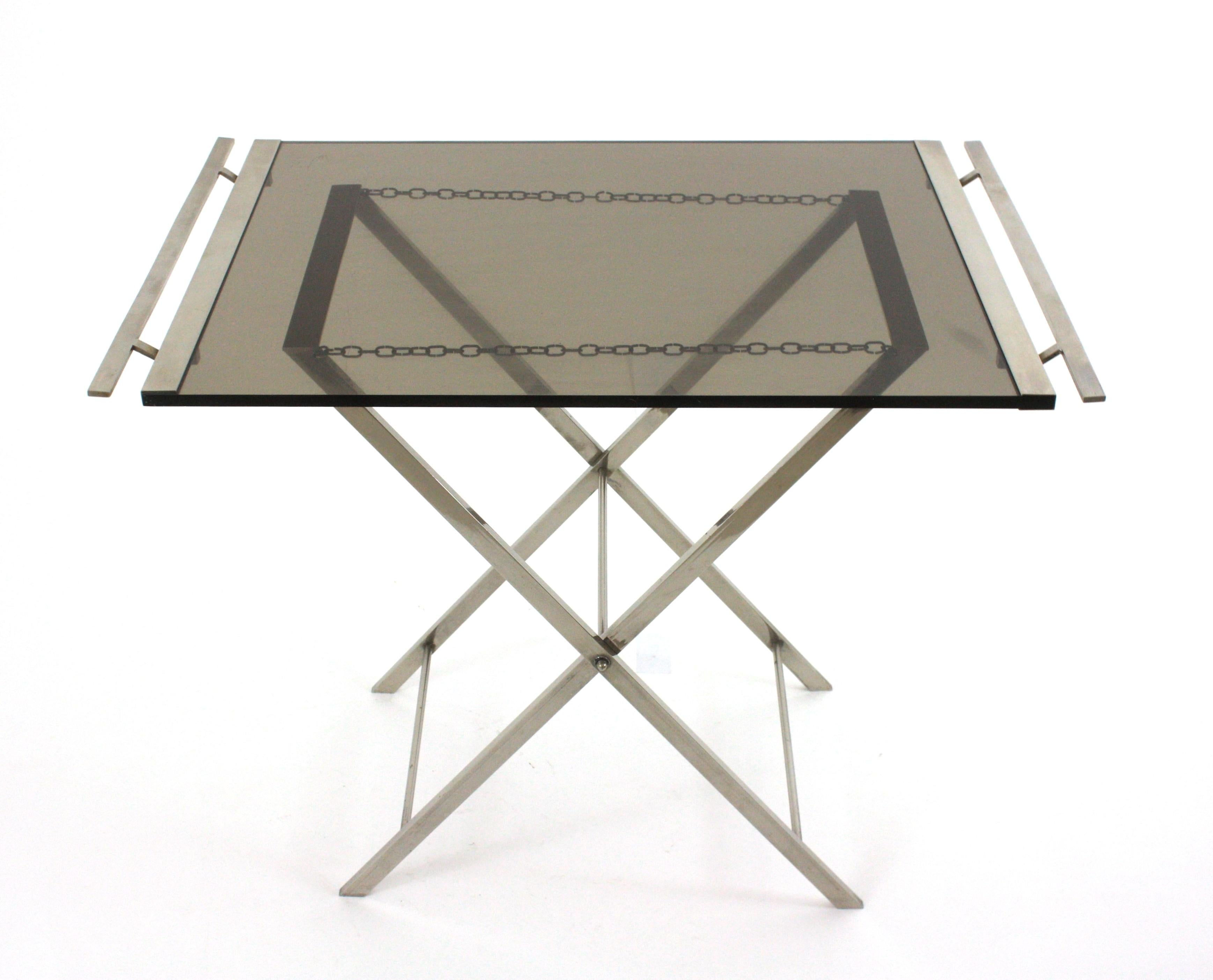 Lucite Table à plateau pliant/table de cocktail en lucite fumée et chrome, France, 1970 en vente