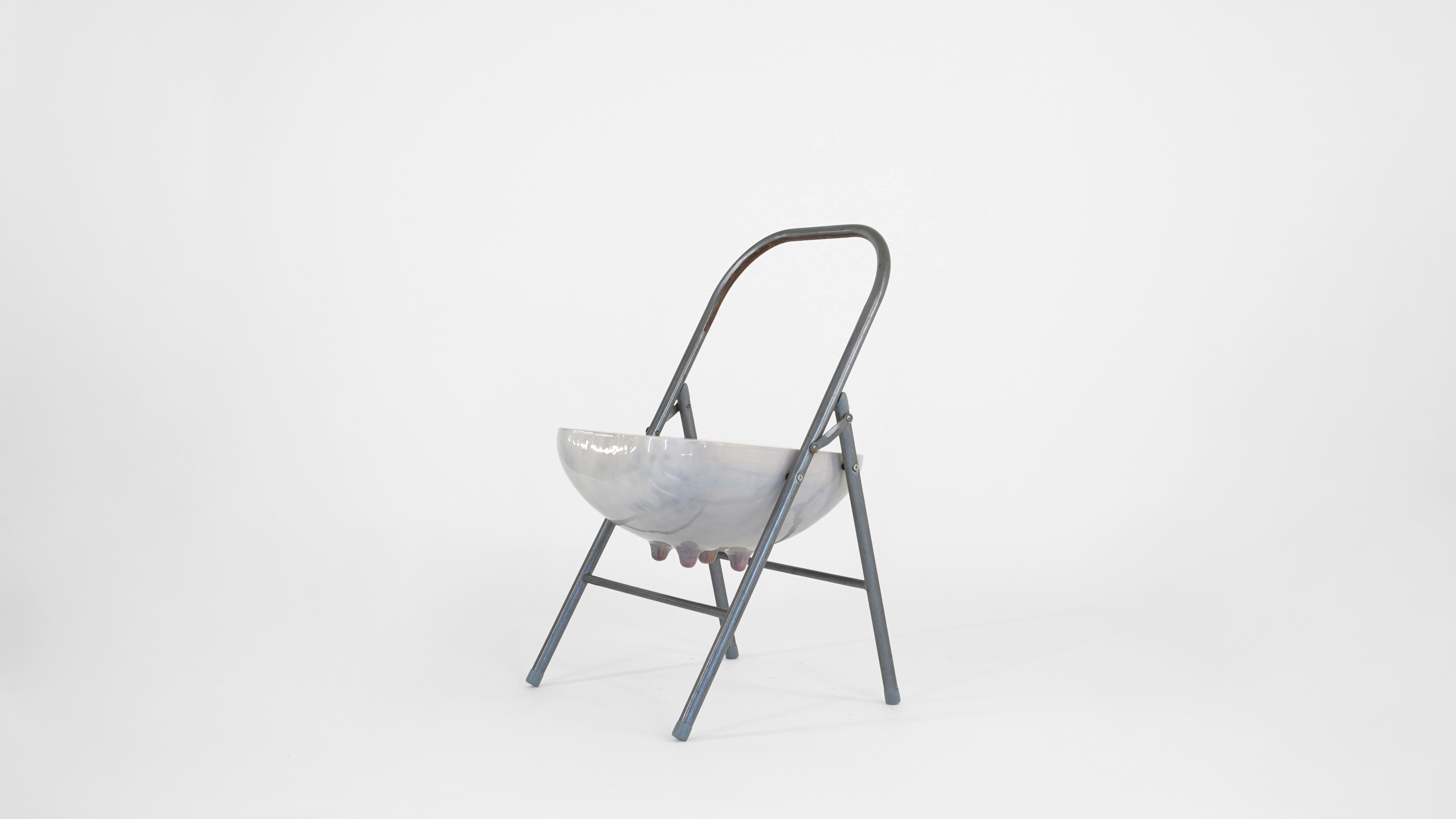 Klappbarer Udder-Stuhl von Henry D'ath
Einzigartige Ausgabe
Abmessungen: T 45 x B 45 x H 77,5 cm
MATERIALIEN: Holz, Stahl.

Das Stück wird vom Künstler handgefertigt.

Der klappbare Euterstuhl vereint zwei Symbole der Industrie. Ein in