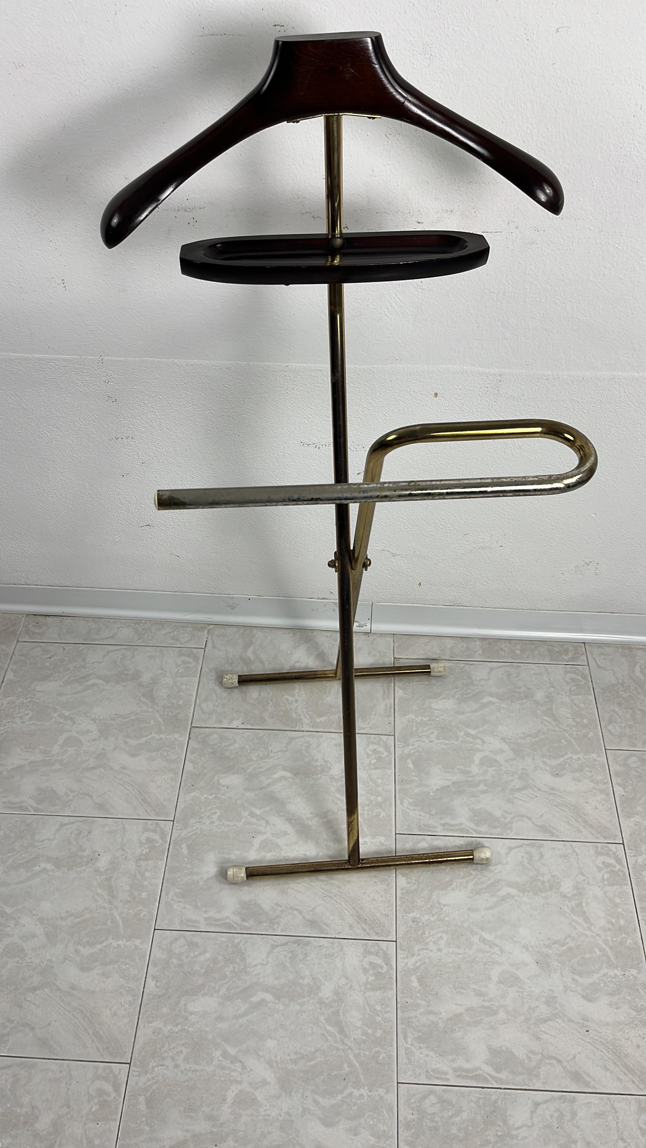 Folding valet stand attributed to Ico Parisi  Mid-century beech and gilt metal 1960s
Intact and in good condition, small defects on the gilding.
The depth varies from 35 cm when open to 10 cm when closed.

We guarantee adequate packaging and will