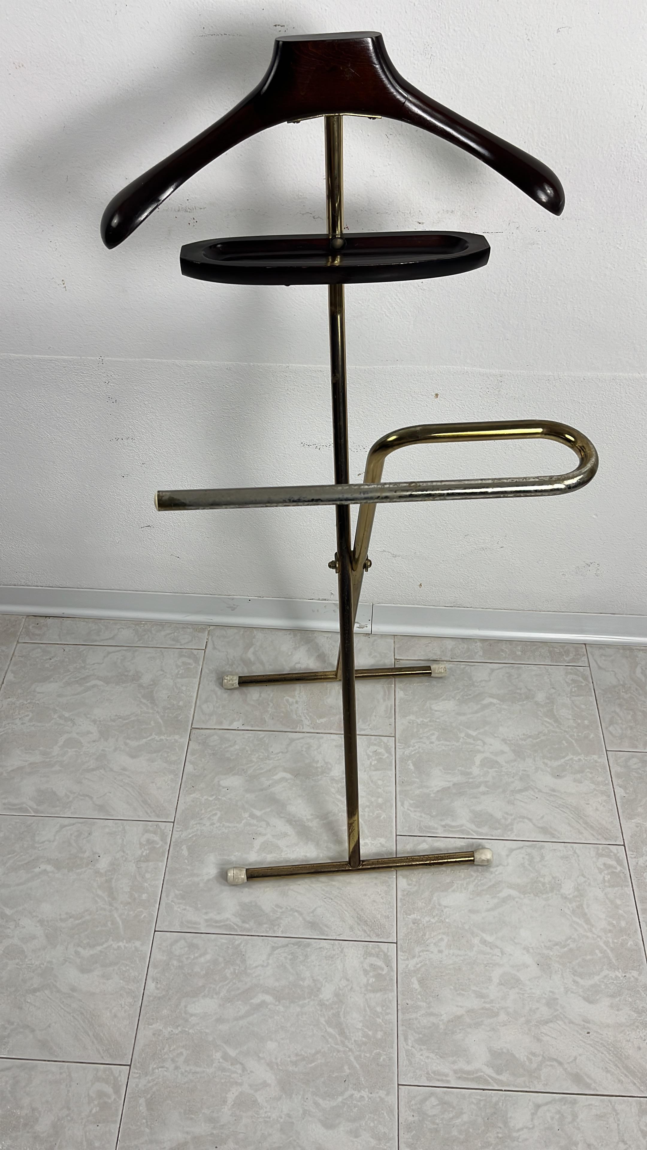 Folding valet stand in the style of Ico Parisi  Mid-century beech and gilt metal 1960s
Intact and in good condition, small defects on the gilding.
The depth varies from 35 cm when open to 10 cm when closed.

We guarantee adequate packaging and will