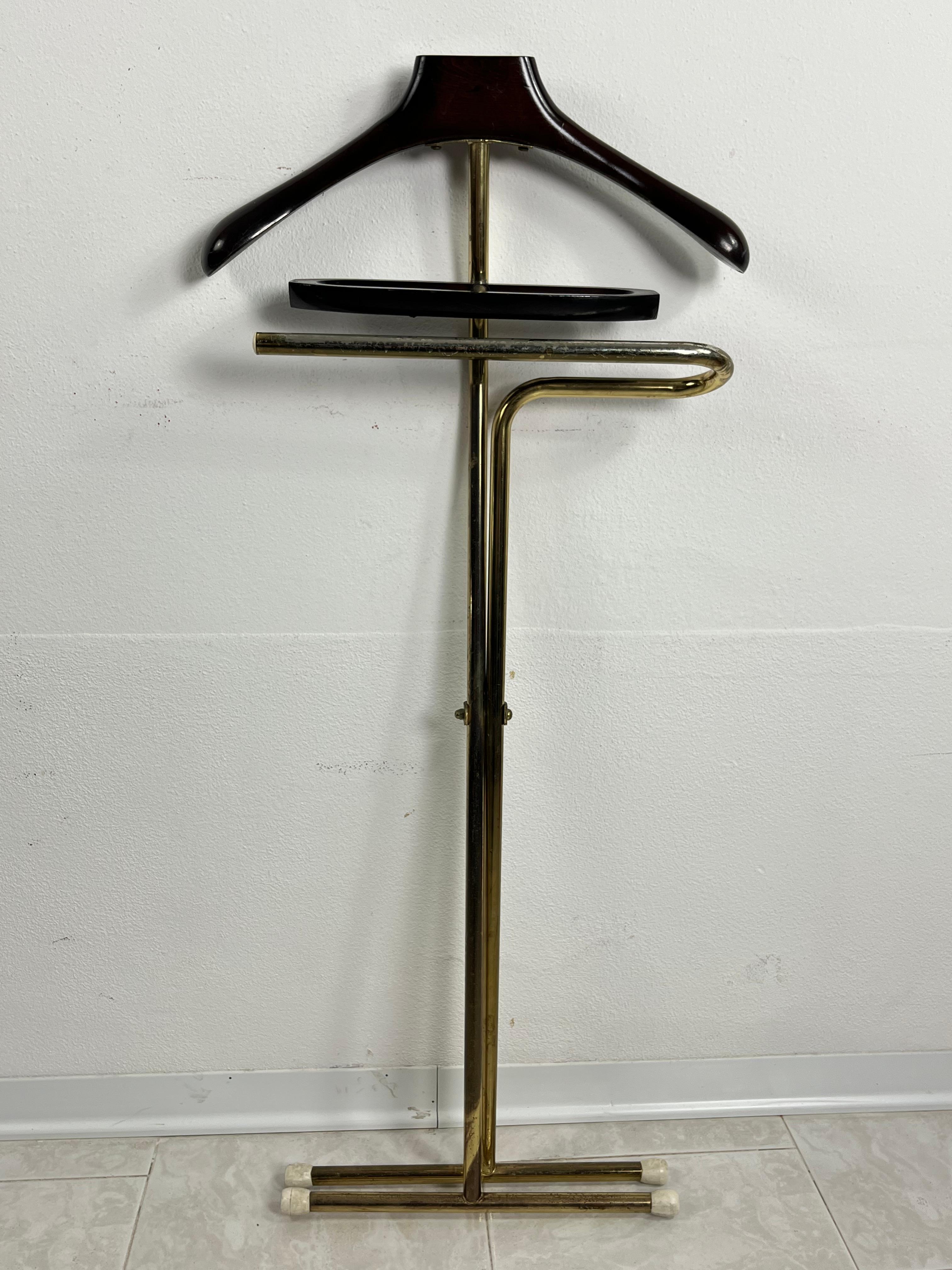 Folding Valet Stand Attributed To Ico Parisi  Mid-century Beech and Gilt Metal  In Good Condition For Sale In Palermo, IT