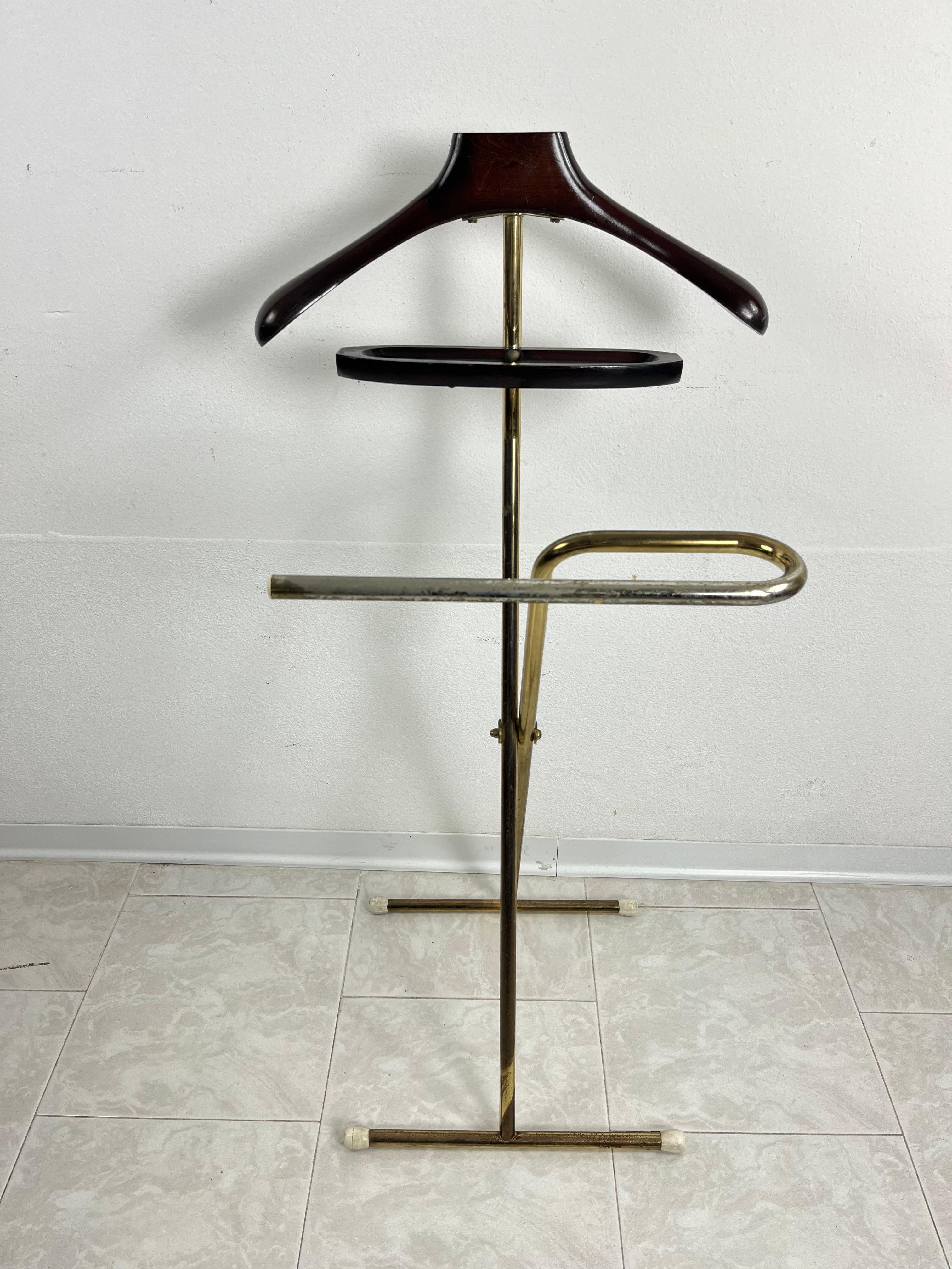 Folding Valet Stand Attributed To Ico Parisi  Mid-century Beech and Gilt Metal  For Sale 3
