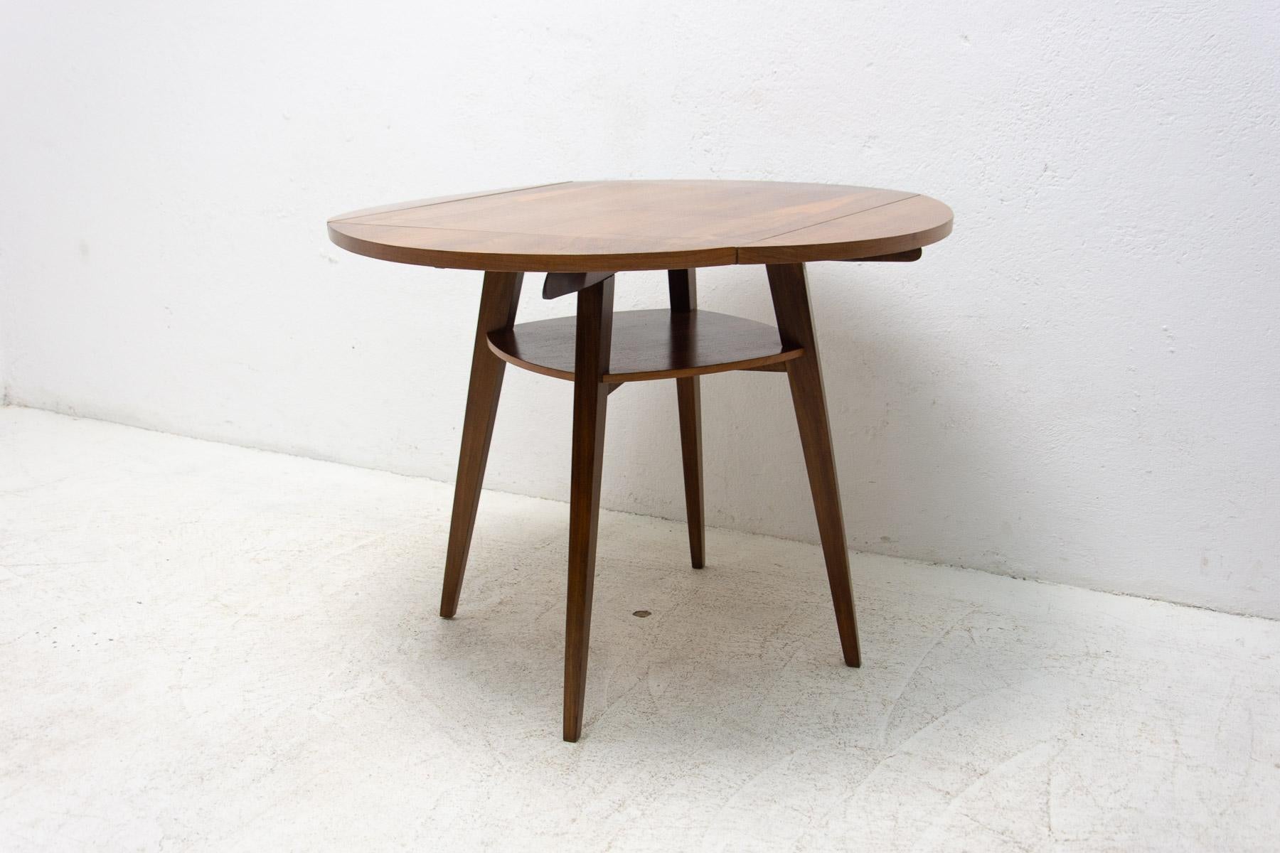 Folding Walnut Coffee Table from the 1950s, Czechoslovakia In Good Condition For Sale In Prague 8, CZ