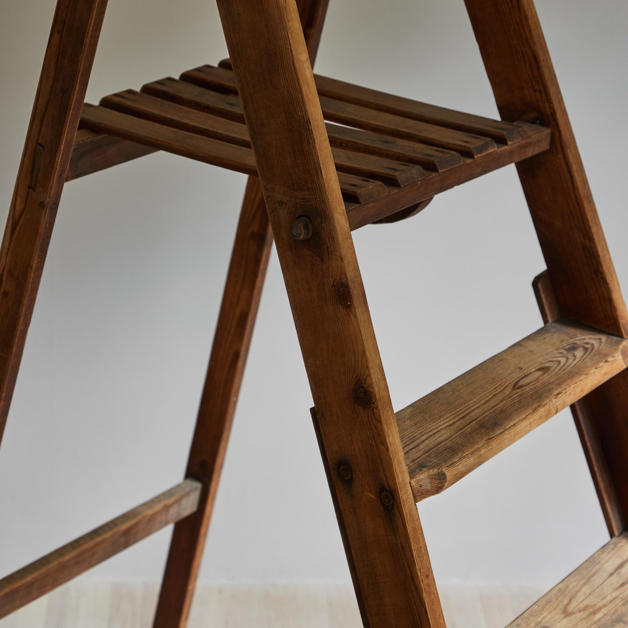 Folding Wooden Library Ladder from Late 19th Century France In Good Condition In Los Angeles, CA
