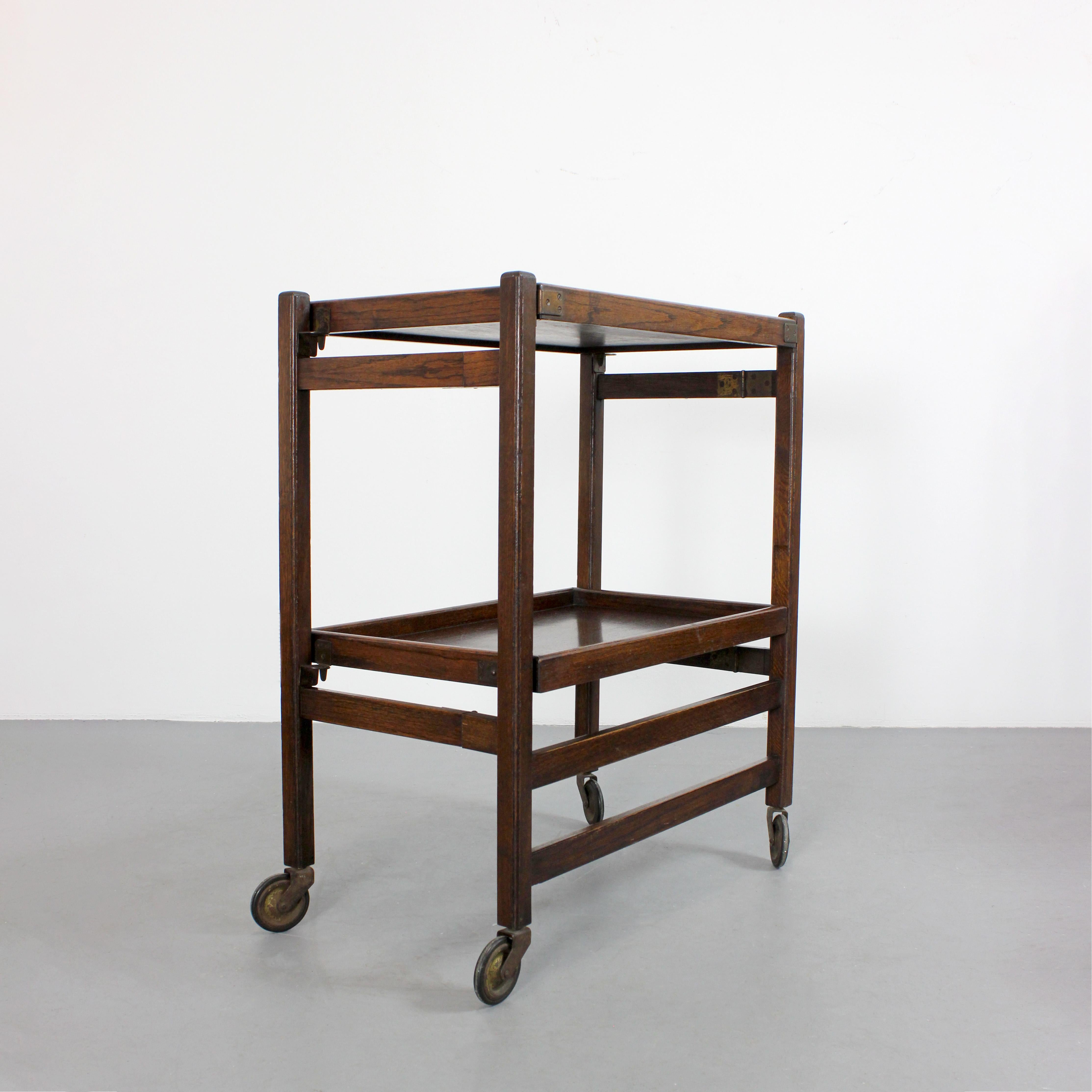 Chariot de service pliant en bois - The Beaver - C.C. 1960 - Angleterre

Dimensions : 80 x 65 x 80 cm