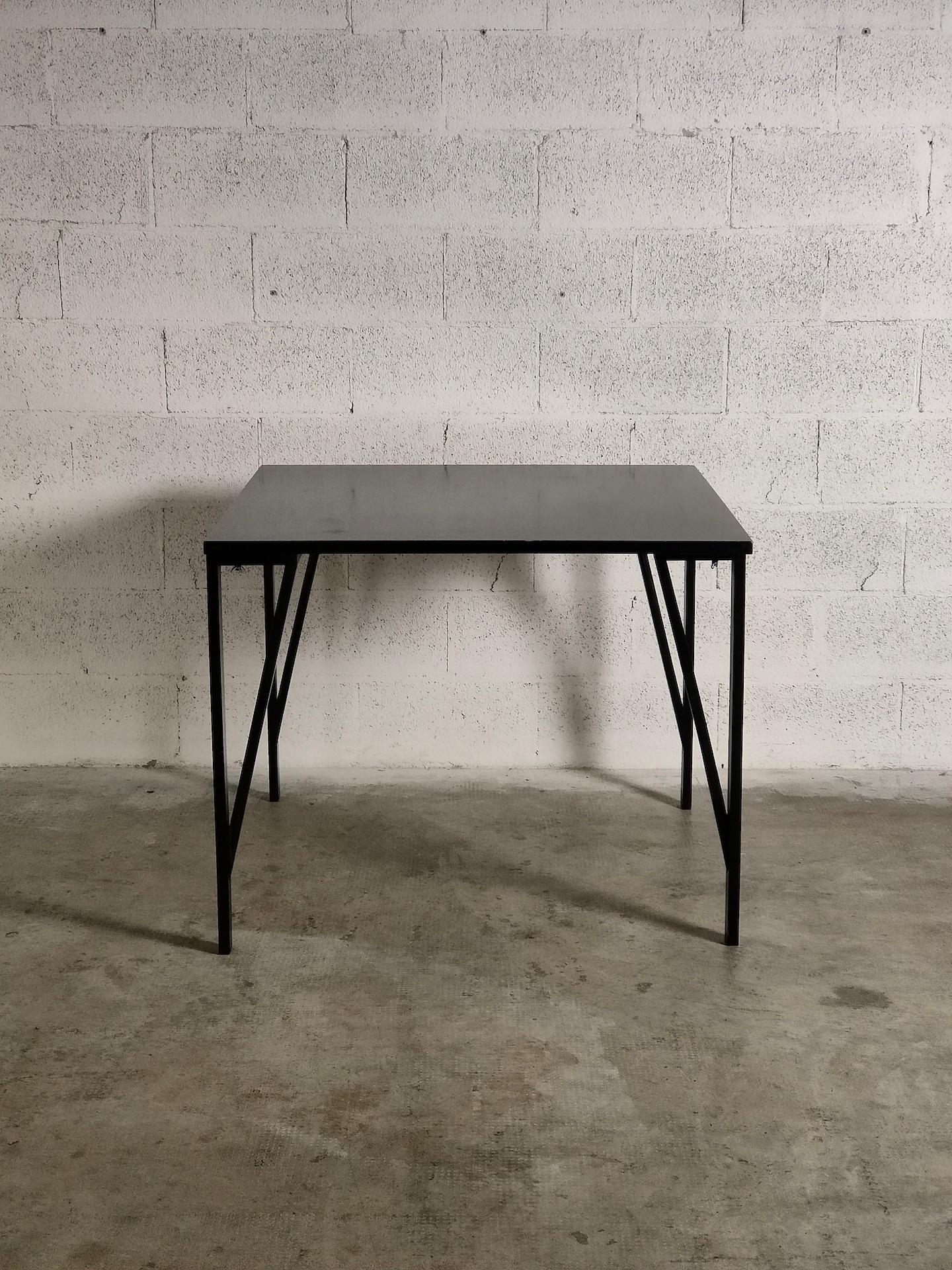Achille Castiglioni with Trac re-enacts the notion of folding table, experimenting with his workhorse: the redesign of anonymous objects that have survived use and time and can be enhanced with minimal modifications. With a modernity that is ahead