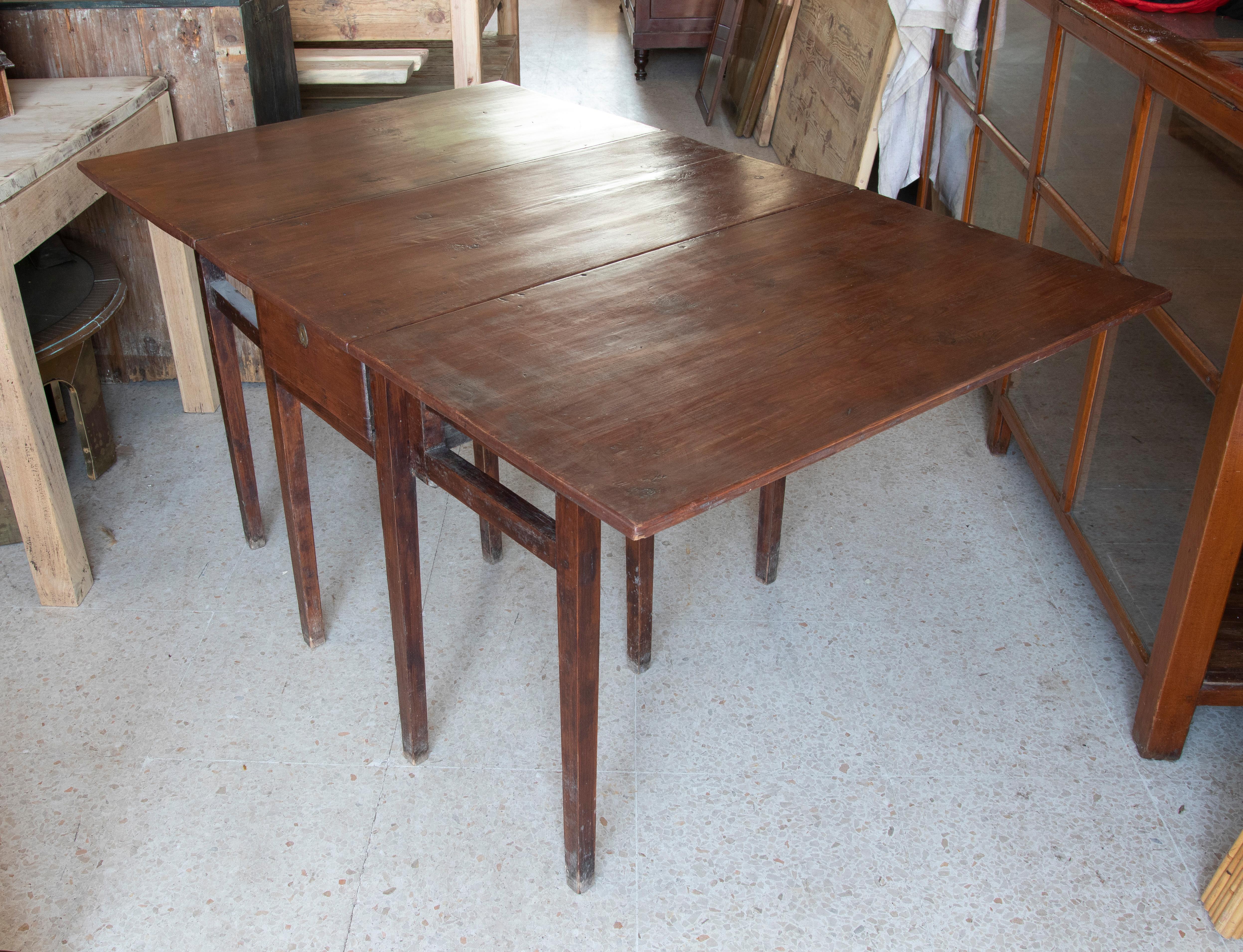 Espagnol Table d'appoint pliante en bois avec tiroirs latéraux en vente