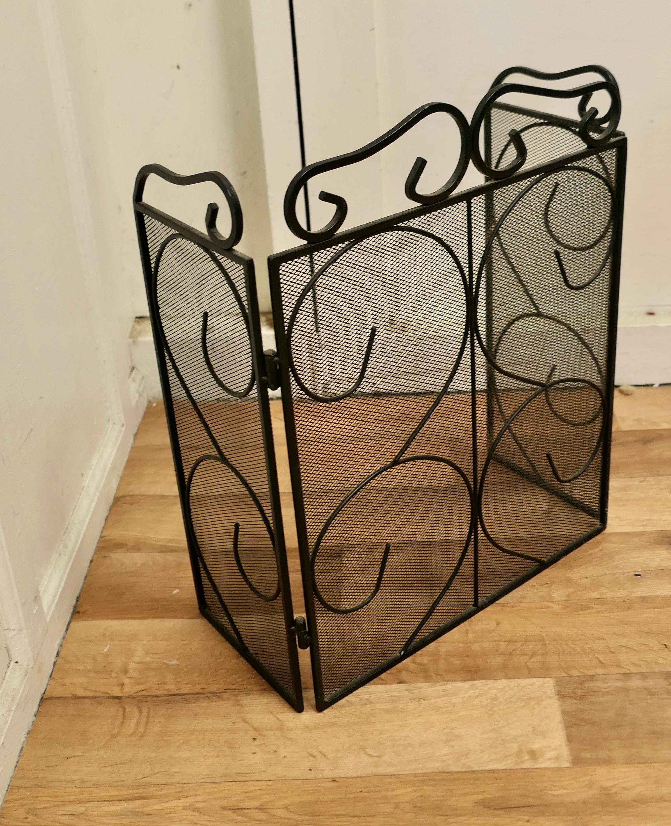 Folding Wrought Iron Fire Guard for Inglenook Fireplace In Good Condition For Sale In Chillerton, Isle of Wight