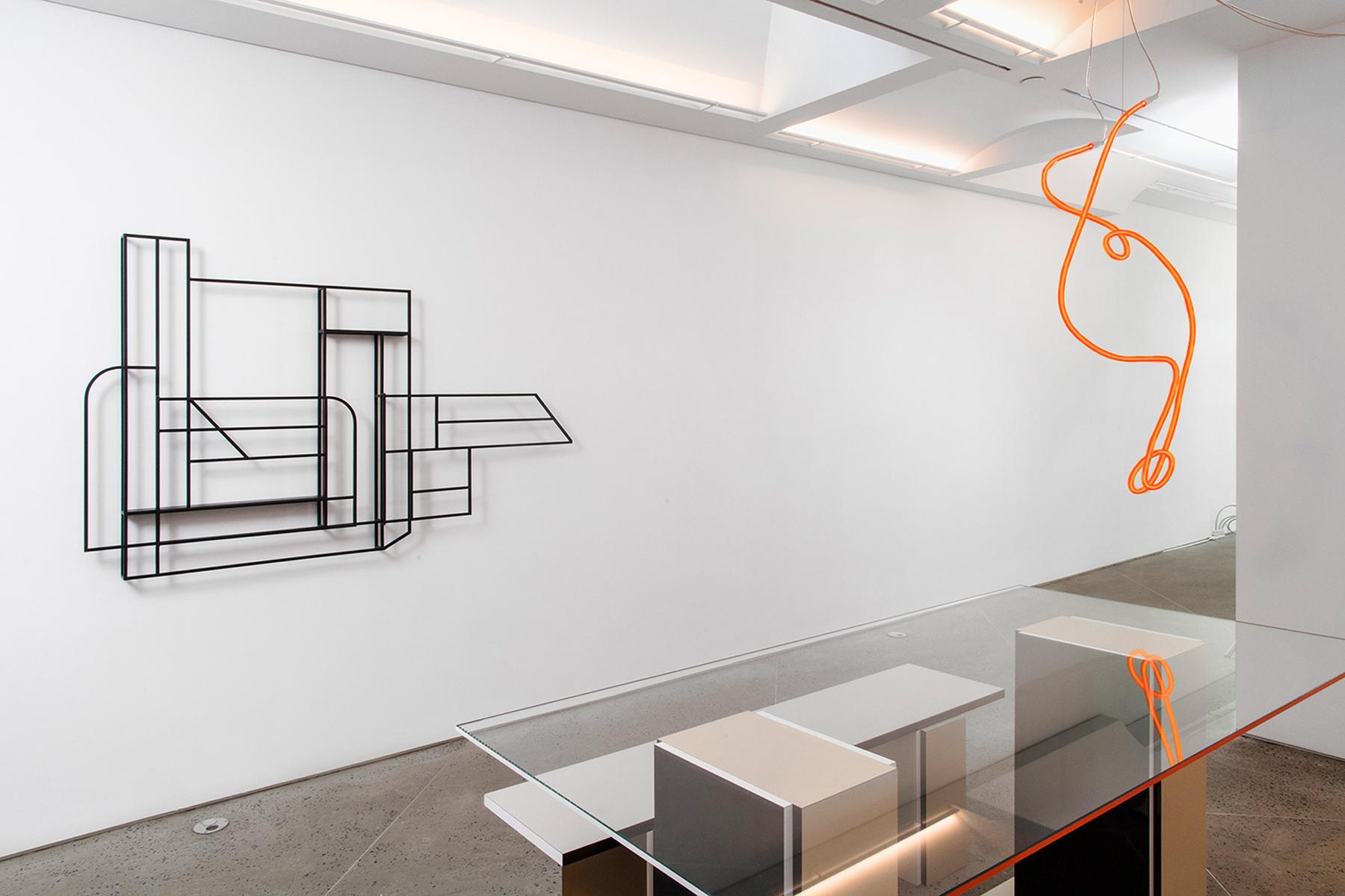 Die abstrakte Wandskulptur FOLDWORK - TRIPTYCH von STUDIO BERG scheint sich zwischen einer dreidimensionalen Linienzeichnung und der Idee eines aufgeklappten Altars zu bewegen, wenn sie geöffnet wird. TRIPTYCH ist ein hybrides Objekt zum Ablegen von