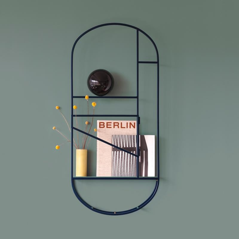 Der FOLDWORK VALET von STUDIO BERG ist eine Kreuzung zwischen einer Wandskulptur, die von Fachwerkkonstruktionen inspiriert ist, und einem Diener. Er hängt an der Wand, hat eine Ablage für Accessoires, einen Bogen für Jacken und einen Kleiderbügel,