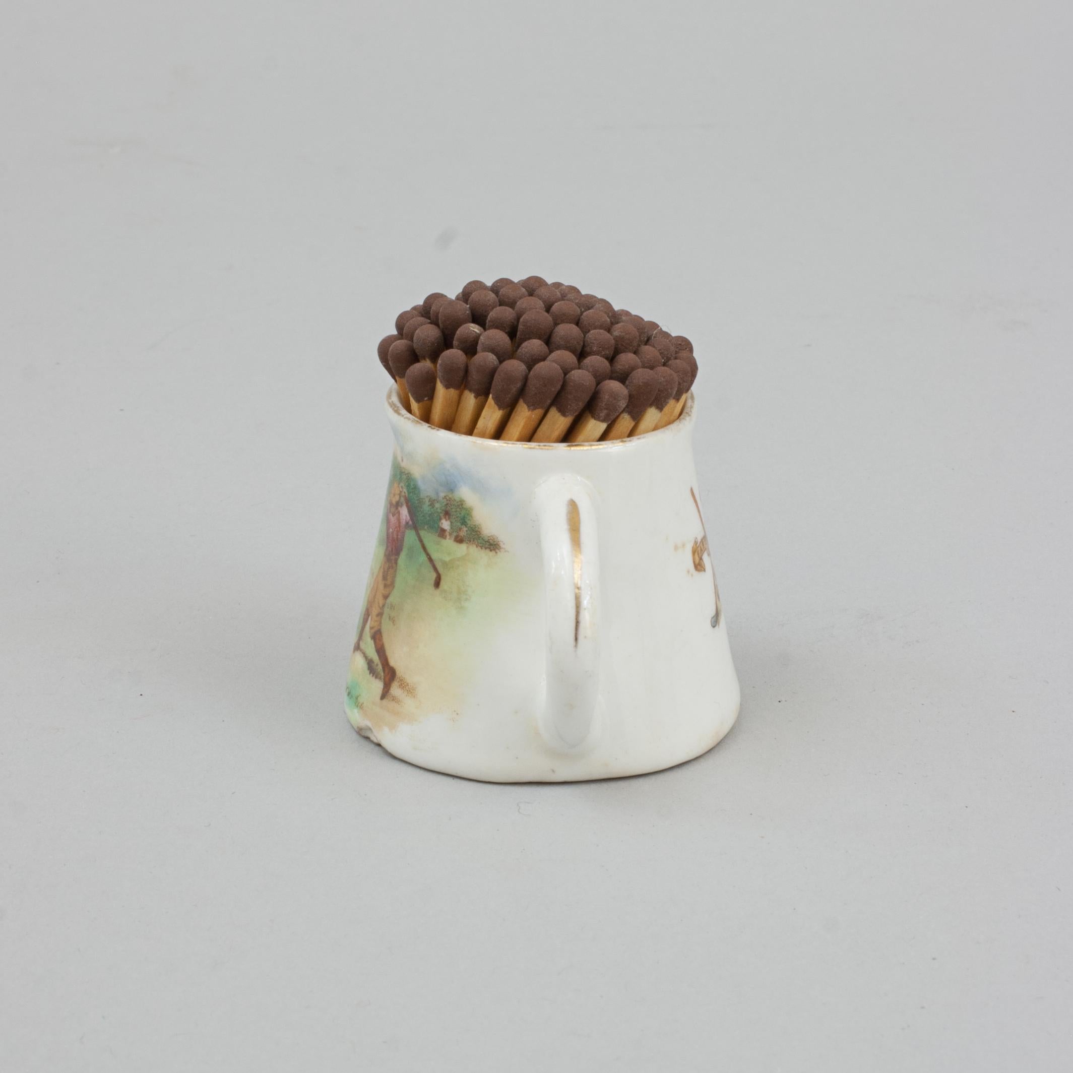 Wileman & Co. Portapartidos de Golf Foley China.
Soporte para partidos de golf en forma de taza en miniatura con asa, de Wileman & Co., Stoke on Trent. En el anverso aparece una escena de golf con un golfista en pleno backswing a punto de golpear
