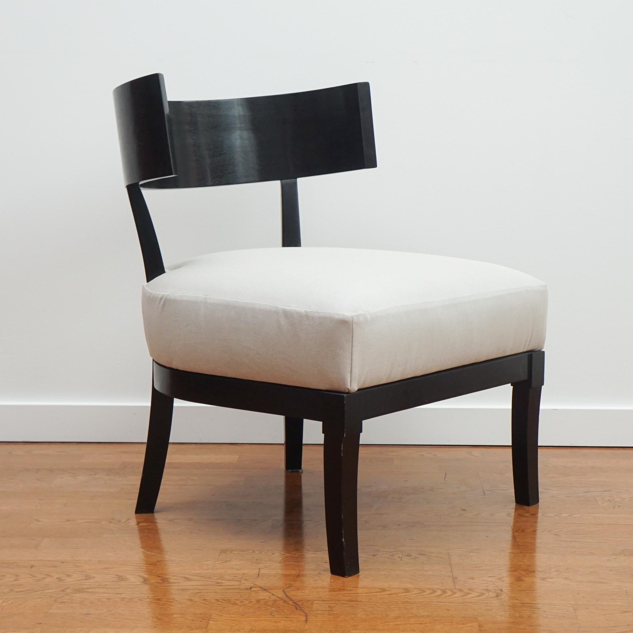 La poltrona lounge moderna Bel Air, qui raffigurata, si ispira a un classico design di Billy Hanes della metà del secolo scorso.  Parte della foley&cox HOME Custom Collection, la sedia Bel Air è disponibile in varie finiture di legno e COM.  Qui è