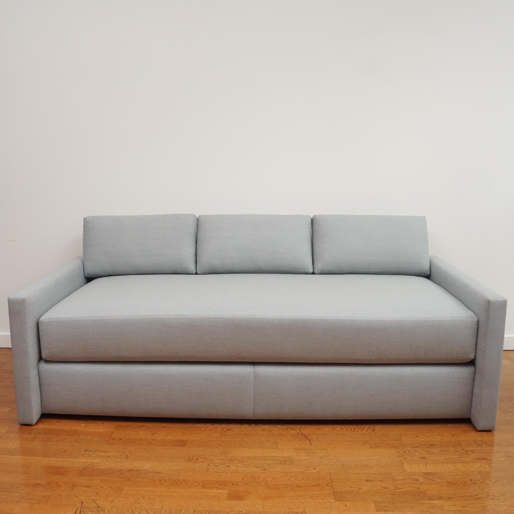En complément du canapé Warren, nous proposons désormais le lit de jour Warren.  Doté des mêmes lignes épurées et du même profil bas que le canapé, le lit de jour offre une assise plus profonde, comparable à la taille d'un matelas pour deux