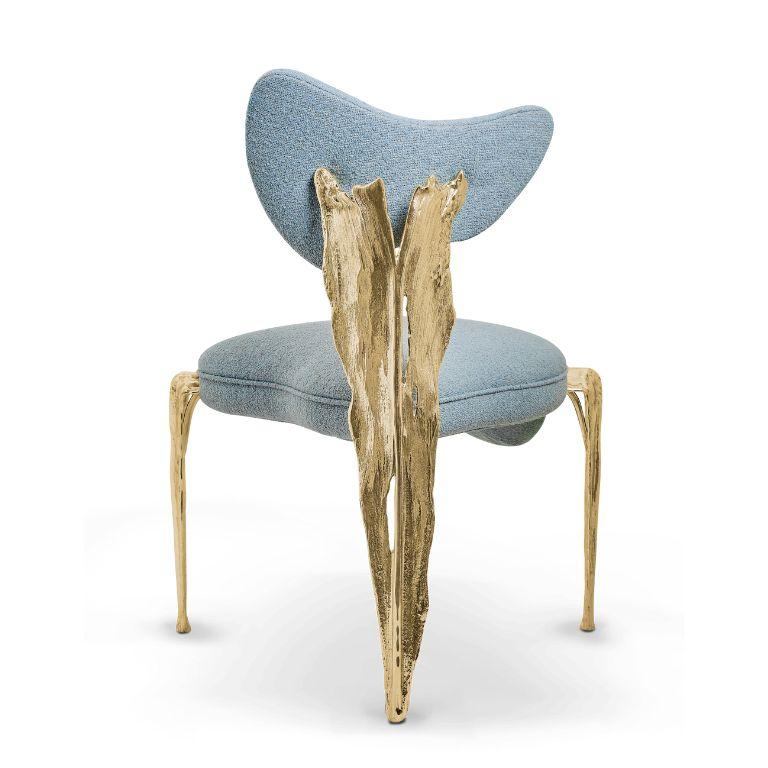 Crafted with meticulous care, the Folia Chair is a harmonious blend of form and function. Its elegantly designed shape, inspired by the delicate silhouette of a palm palm tree bark, offers a sense of organic grace and refined aesthetics. The