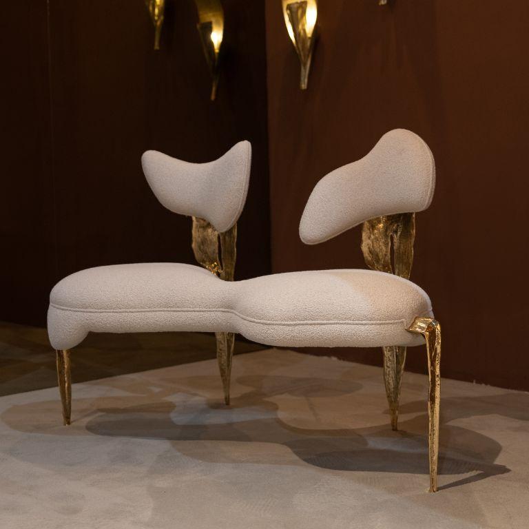 Organique Fauteuil Folia en structure dorée laiton et tissu blanc doux en vente