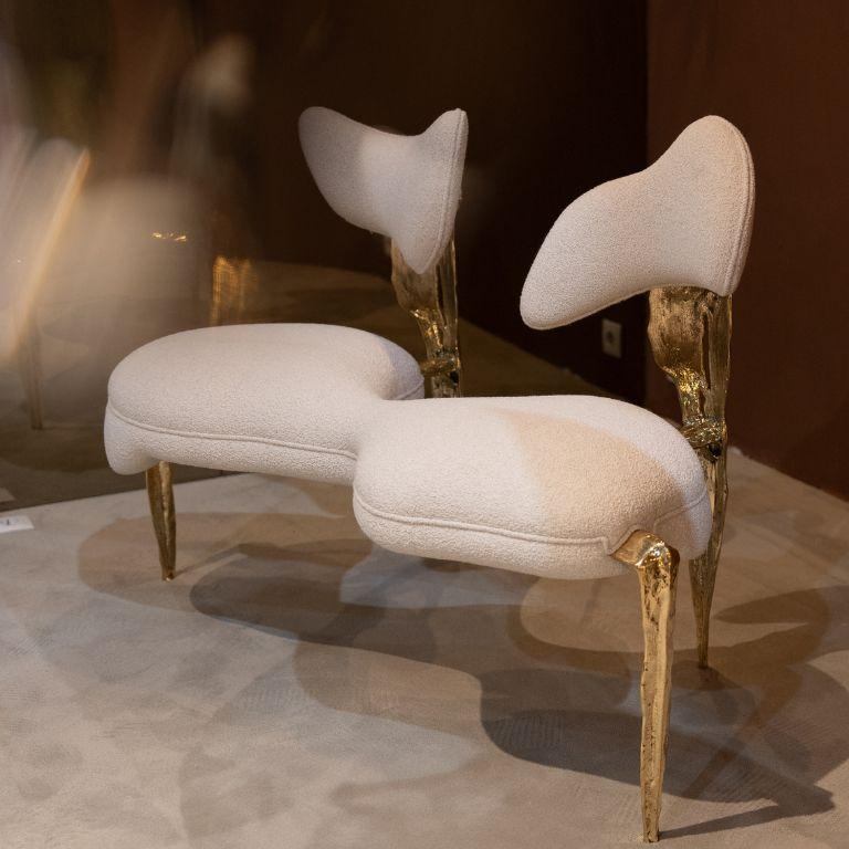 Fait main Fauteuil Folia en structure dorée laiton et tissu blanc doux en vente