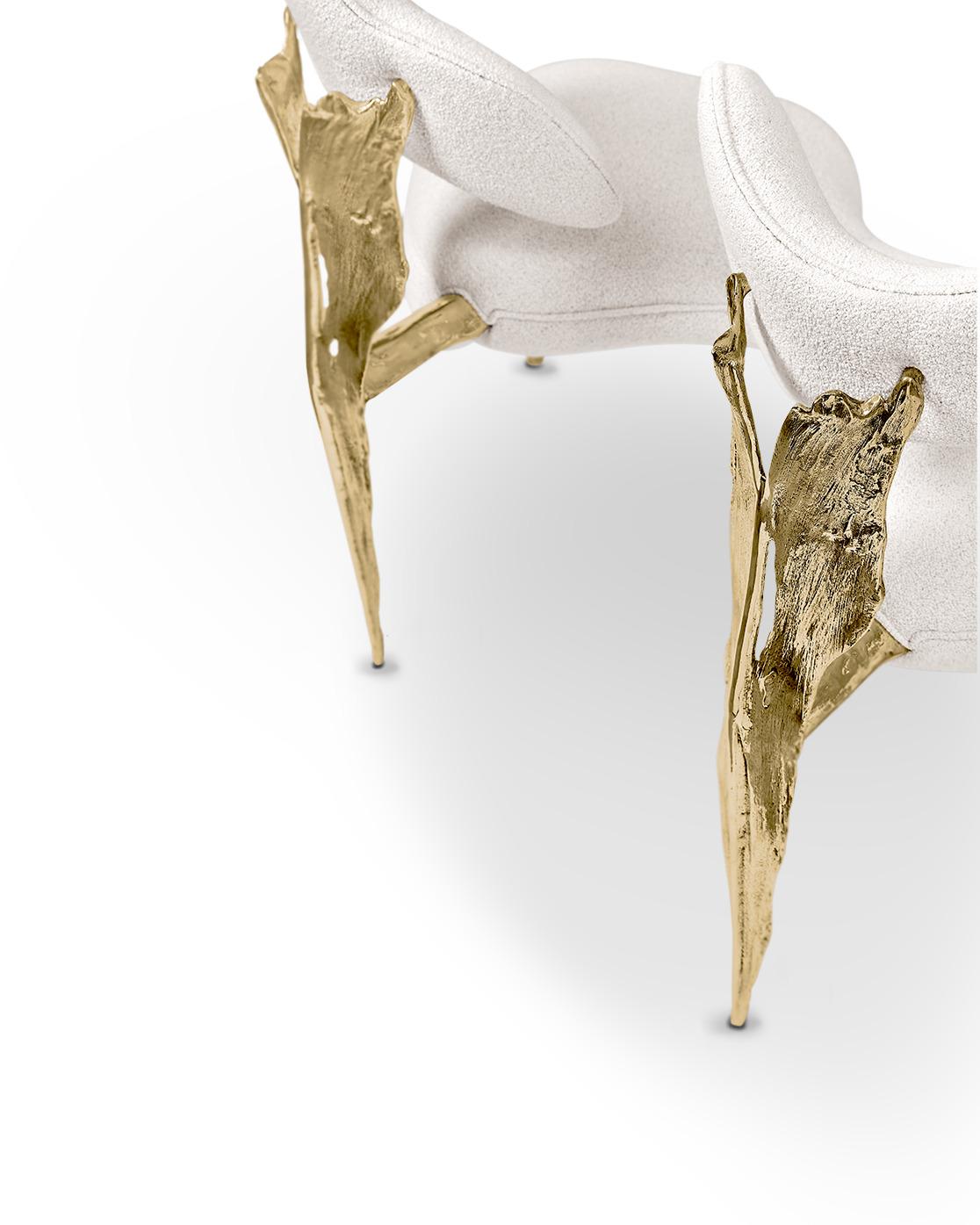 Organique Fauteuil Folia en structure dorée laiton et tissu blanc doux en vente