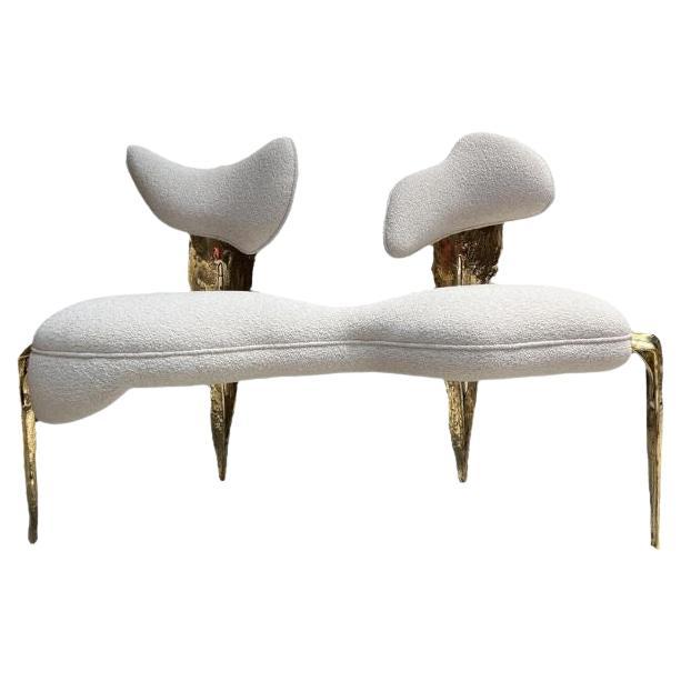 Fauteuil Folia en structure dorée laiton et tissu blanc doux en vente