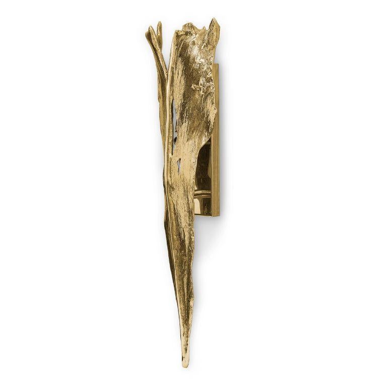 La lampada da parete Folia è più di un apparecchio di illuminazione: è una presenza scultorea che trascende la funzione per diventare un'espressione poetica del design. Ispirato alla bellezza organica della natura, in particolare alle linee fluide