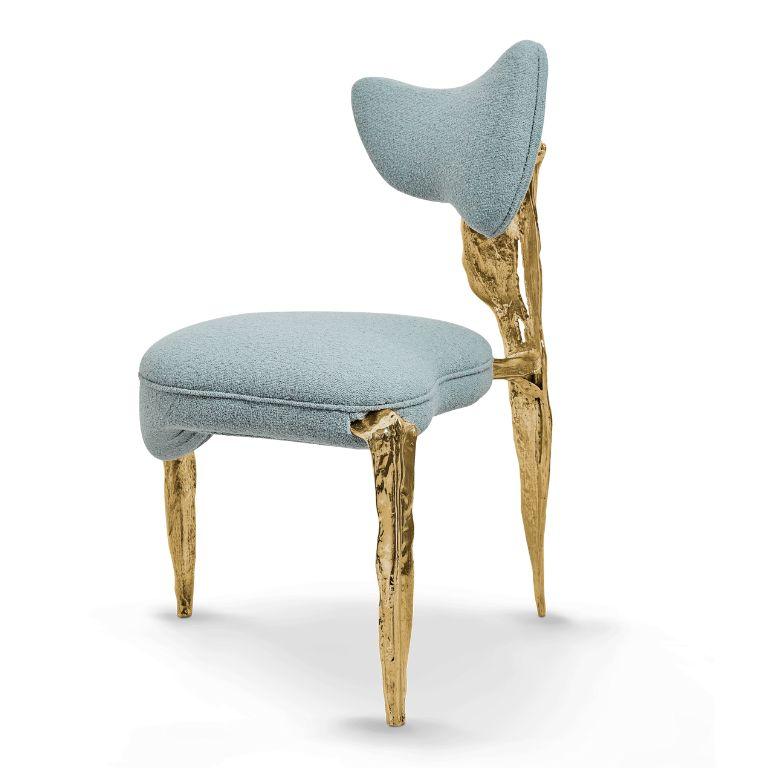 La sedia Folia è un'espressione scultorea di design raffinato, dove forma e funzione convergono con precisione poetica. Realizzato accuratamente a mano in ottone con finitura dorata, trae ispirazione dalla delicata Silhouette e dalla texture