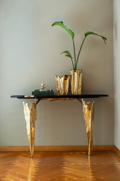 Folia - Console scultorea in ottone con design organico