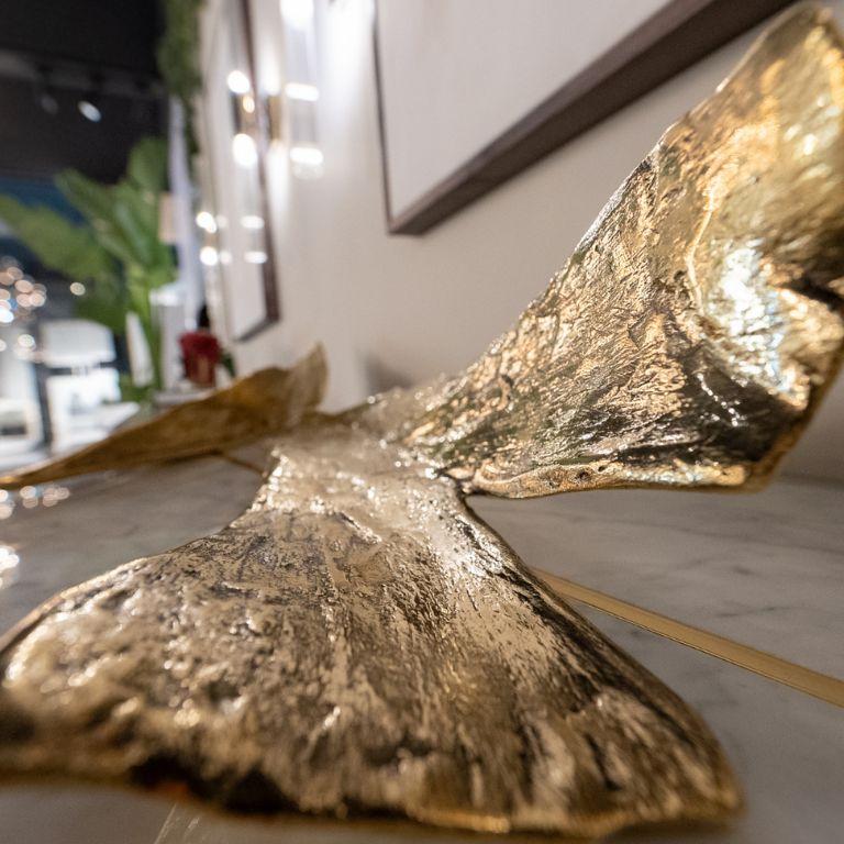 Folia - Skulpturales Tablett aus Messing mit organischer Textur (Portugiesisch) im Angebot