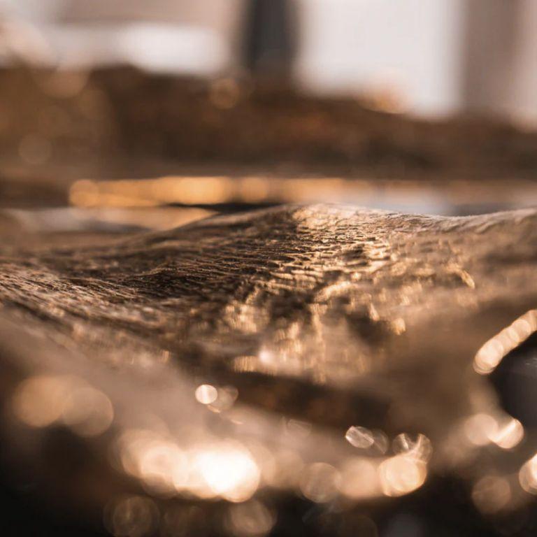 Folia - Skulpturales Tablett aus Messing mit organischer Textur (Handgefertigt) im Angebot