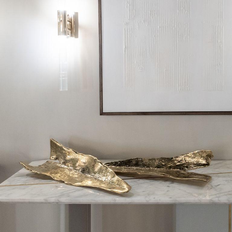 Folia - Skulpturales Tablett aus Messing mit organischer Textur (21. Jahrhundert und zeitgenössisch) im Angebot