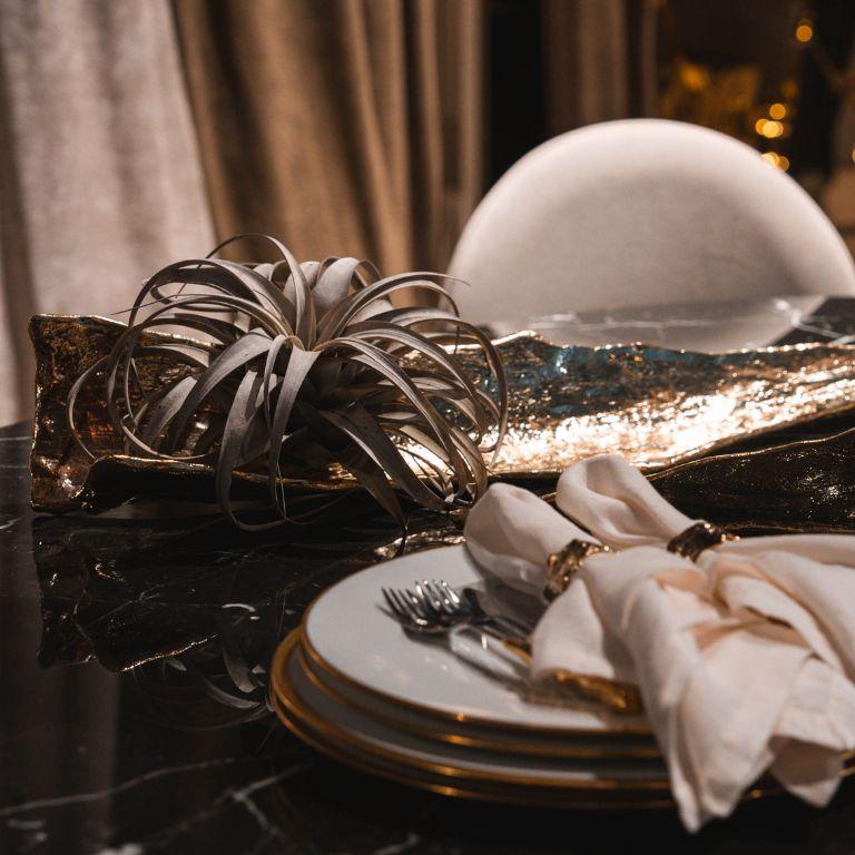 Folia - Skulpturales Tablett aus Messing mit organischer Textur im Angebot 1