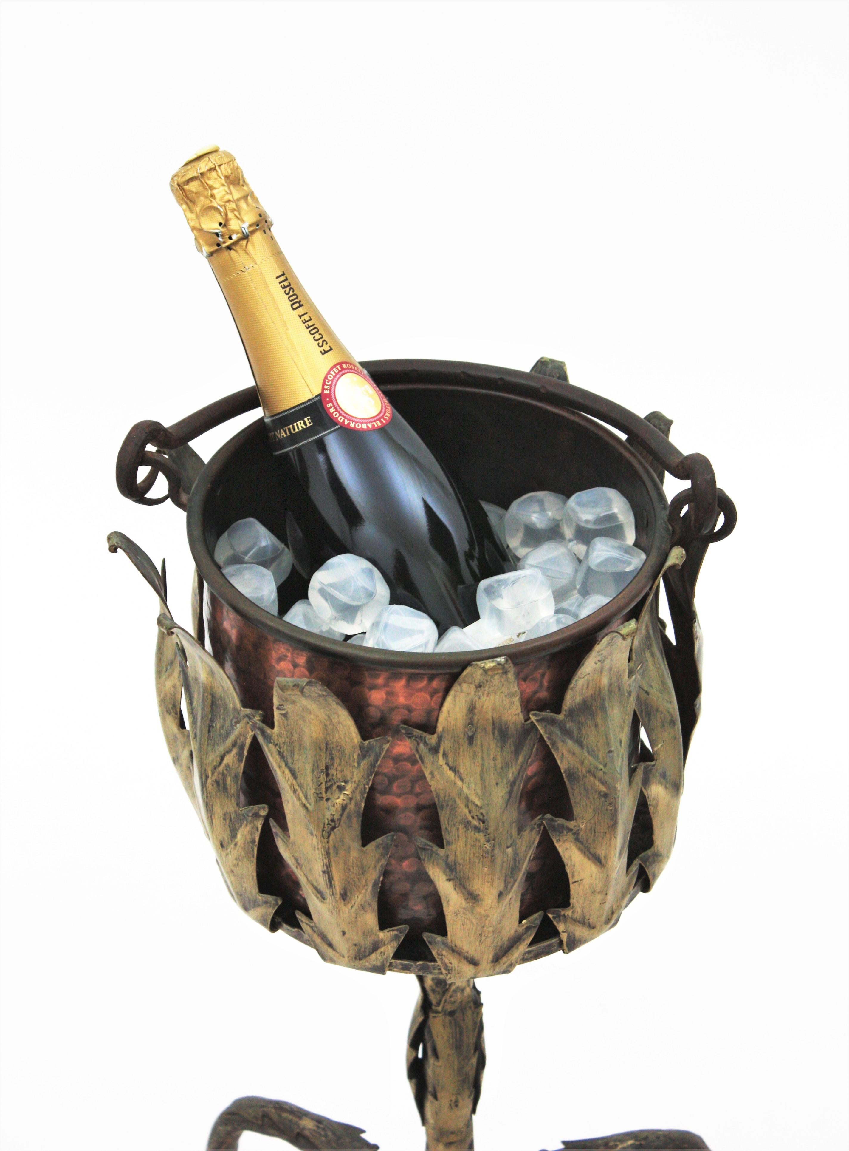 Espagnol Seau à glace à champagne ou à vin sur support Foliage en fer doré et cuivre en vente